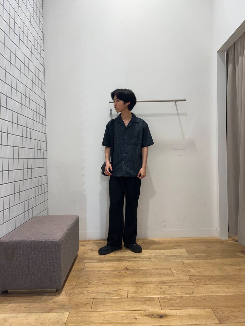 ブラック系のショルダーバッグ、ブラック系のその他パンツ、ブラック系のシャツ/ブラウスを着用したメンズの春コーディネートの2枚目の写真