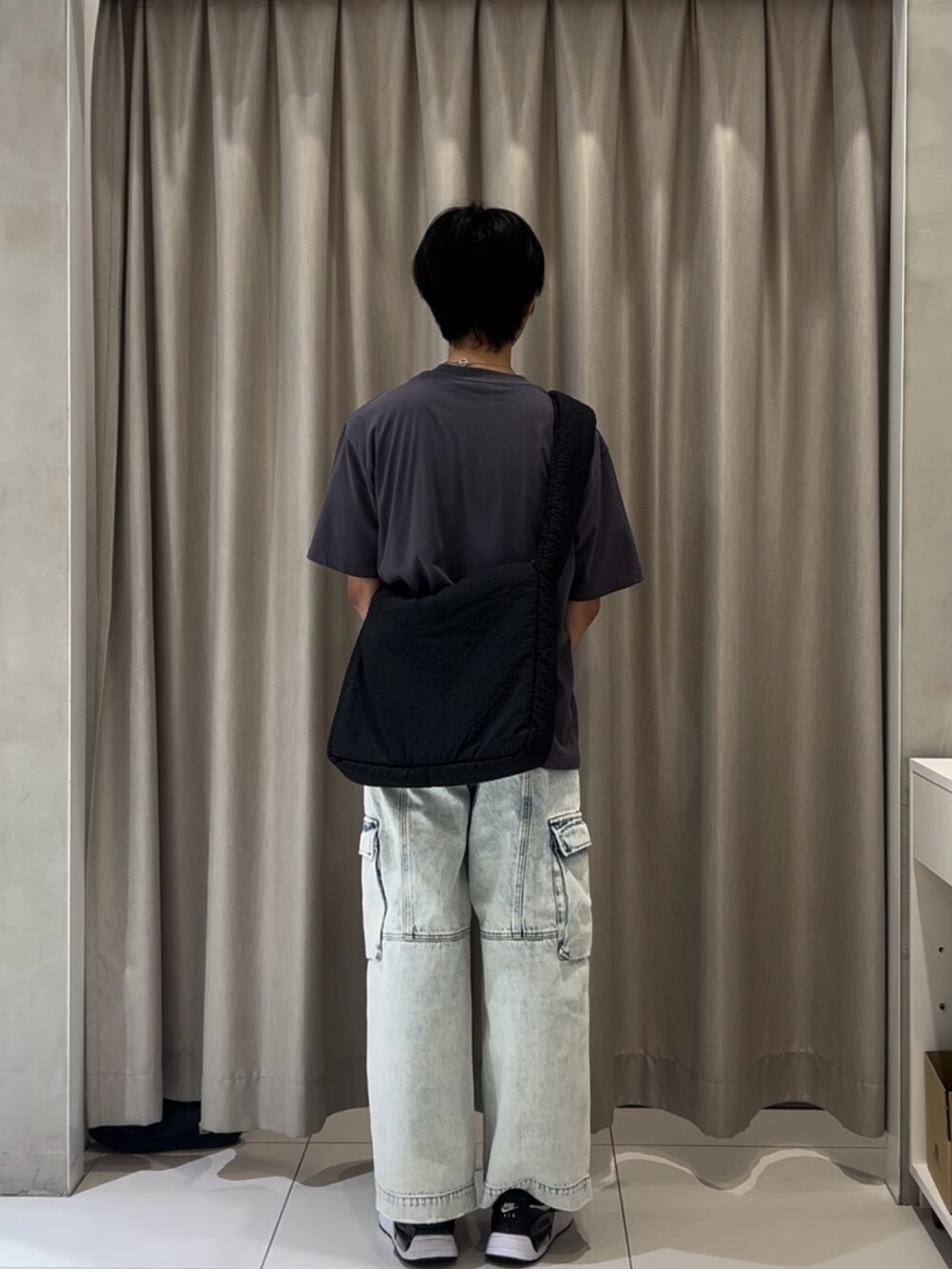 ブラック系のショルダーバッグ、グレー系のTシャツ/カットソー、ブラック系のスニーカーを着用したメンズの夏コーディネートの3枚目の写真