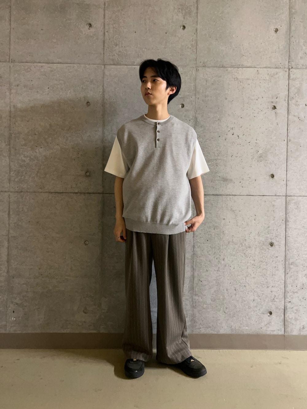 ホワイト系のTシャツ/カットソー、グレー系のベスト、ブラウン系のその他パンツを着用したメンズの夏コーディネートの2枚目の写真