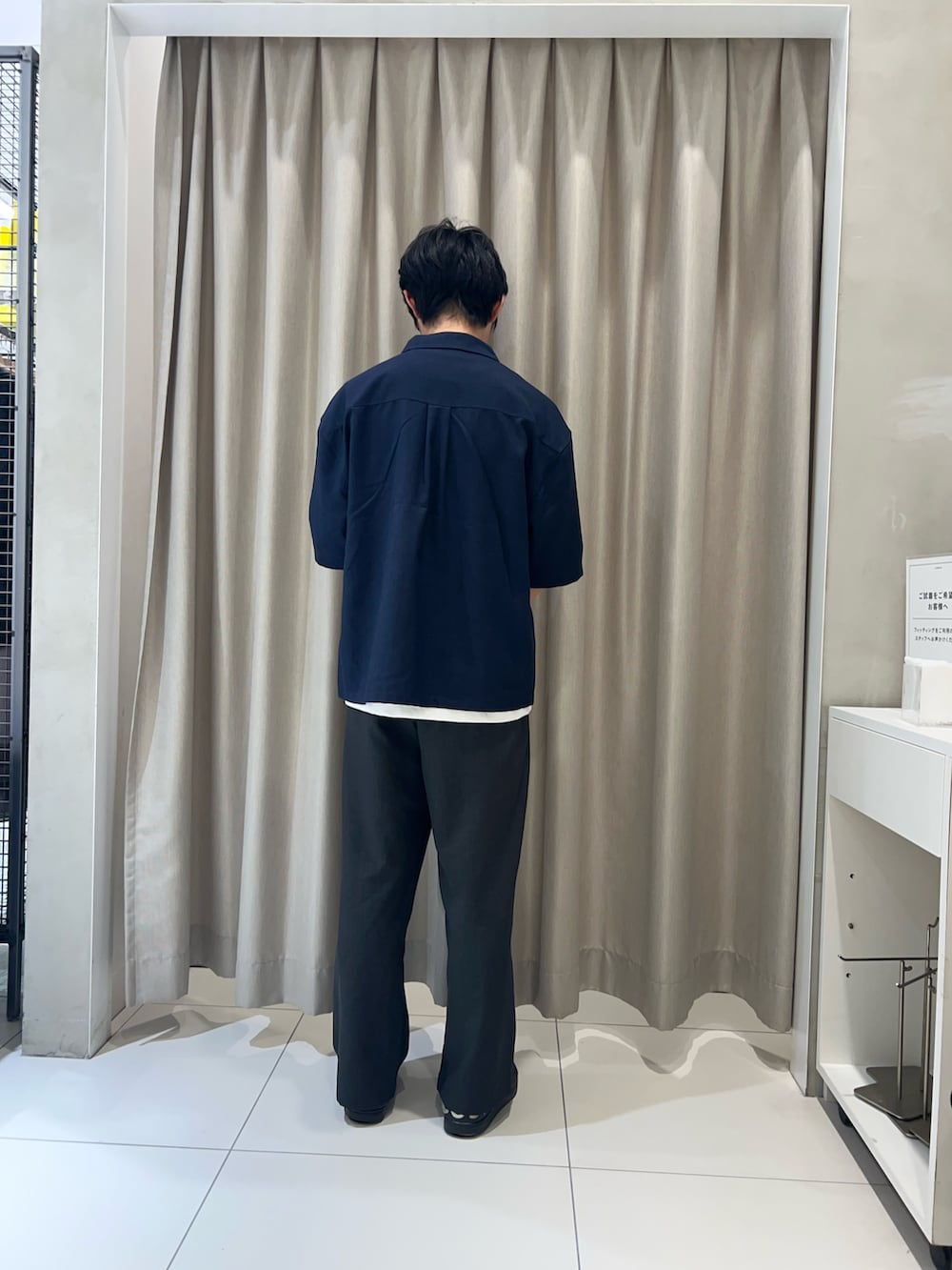 ブルー系のシャツ/ブラウス、ホワイト系のTシャツ/カットソー、グレー系のその他パンツを着用したメンズの夏コーディネートの3枚目の写真