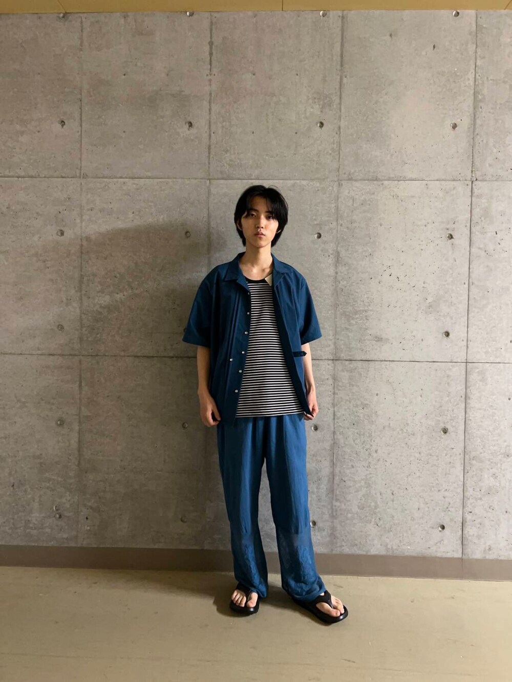 ブルー系のその他パンツ、ブラック系のタンクトップ、ブルー系のシャツ/ブラウスを着用したメンズの夏コーディネートの3枚目の写真