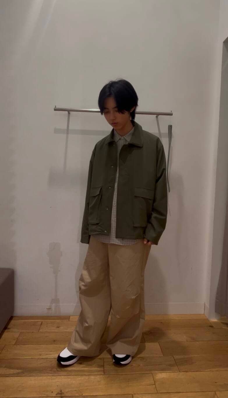 ホワイト系のスニーカー、グリーン系のブルゾン、ベージュ系のシャツ/ブラウスを着用したメンズの冬コーディネートの7枚目の写真
