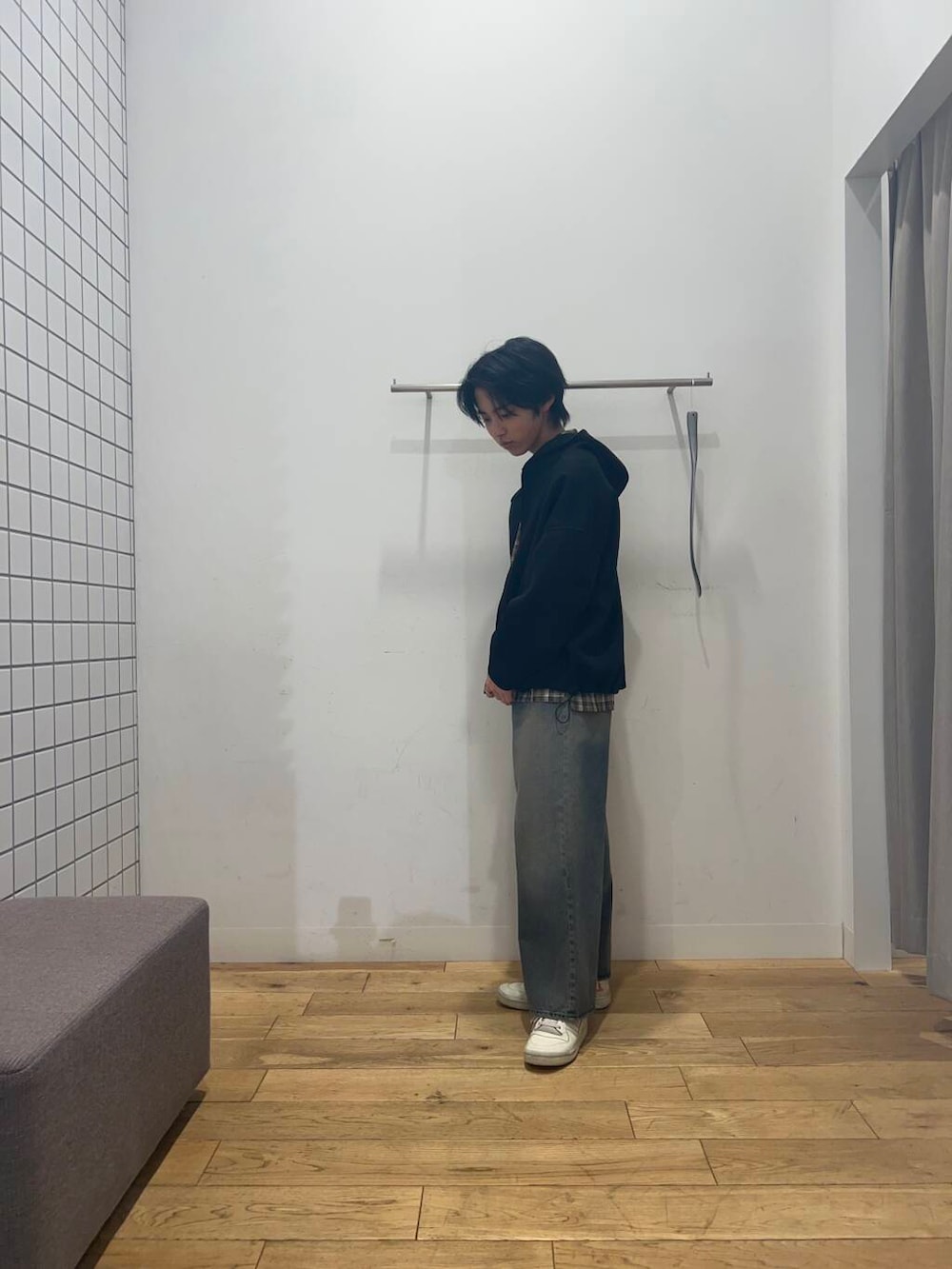 ブラック系のパーカー、ブルー系のデニムパンツ、ベージュ系のシャツ/ブラウスを着用したメンズの春コーディネートの4枚目の写真