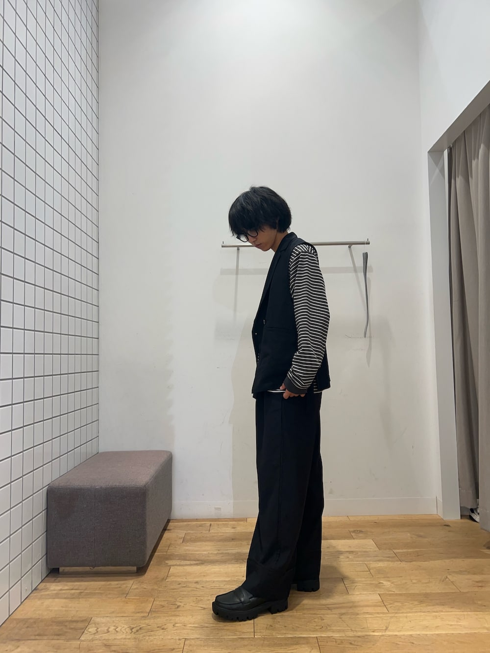 ブラック系のその他パンツ、ブラック系のベスト、ブラック系のローファーを着用したメンズの夏コーディネートの3枚目の写真