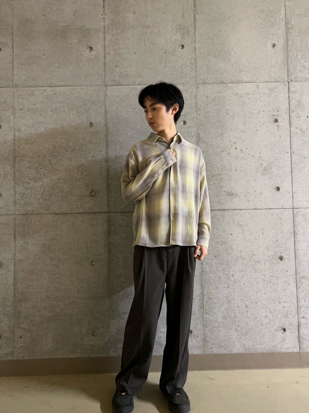 イエロー系のシャツ/ブラウス、グレー系のスラックスを着用したメンズの春コーディネートの2枚目の写真