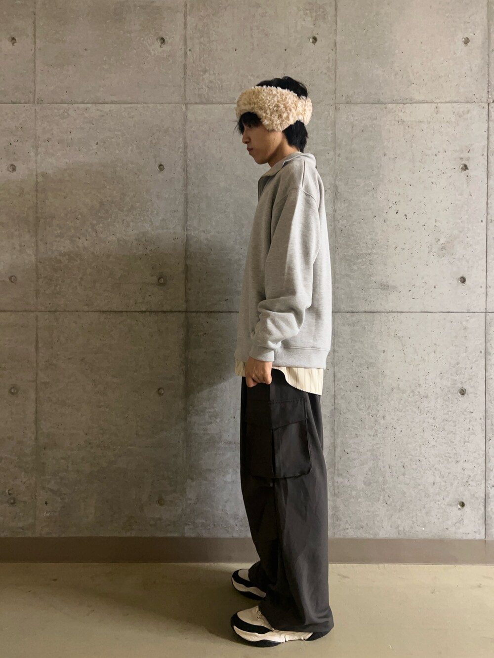 ブラウン系のその他パンツ、ベージュ系のシャツ/ブラウス、グレー系のスウェットを着用したメンズの秋コーディネートの5枚目の写真