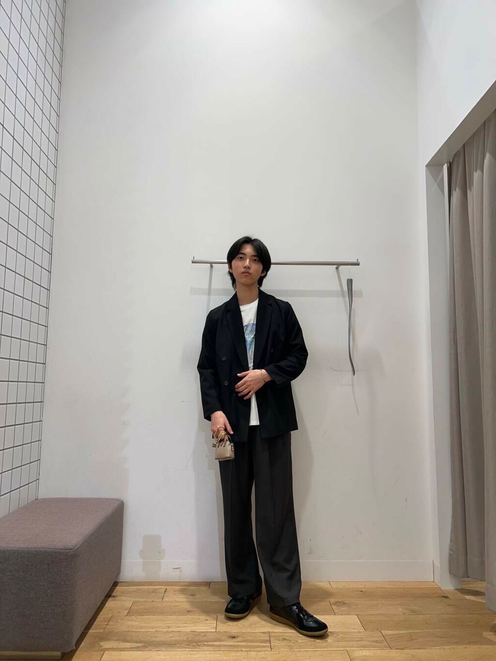 ブラック系のスニーカー、グレー系のその他パンツ、その他のTシャツ/カットソーを着用したメンズの春コーディネートの3枚目の写真