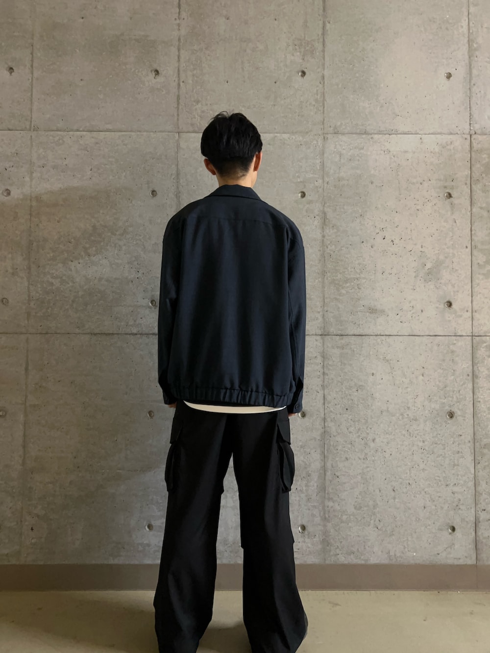 ホワイト系のタンクトップ、ブラック系のTシャツ/カットソー、ブラック系のその他パンツを着用したメンズの春コーディネートの4枚目の写真