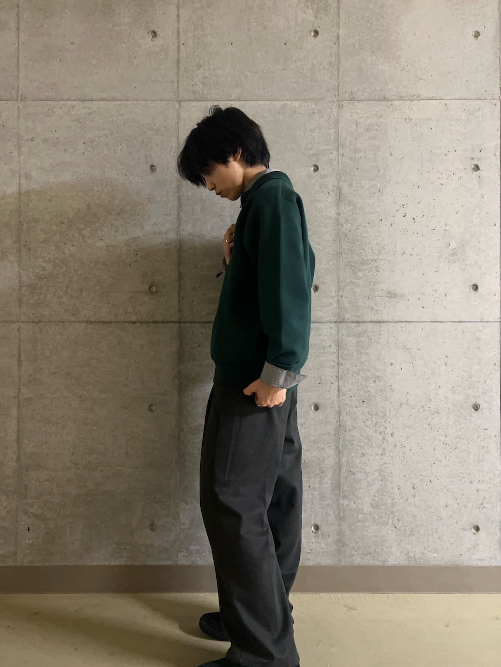 グリーン系のニット/セーター、ブラック系のシャツ/ブラウス、グレー系のその他パンツを着用したメンズの秋コーディネートの3枚目の写真