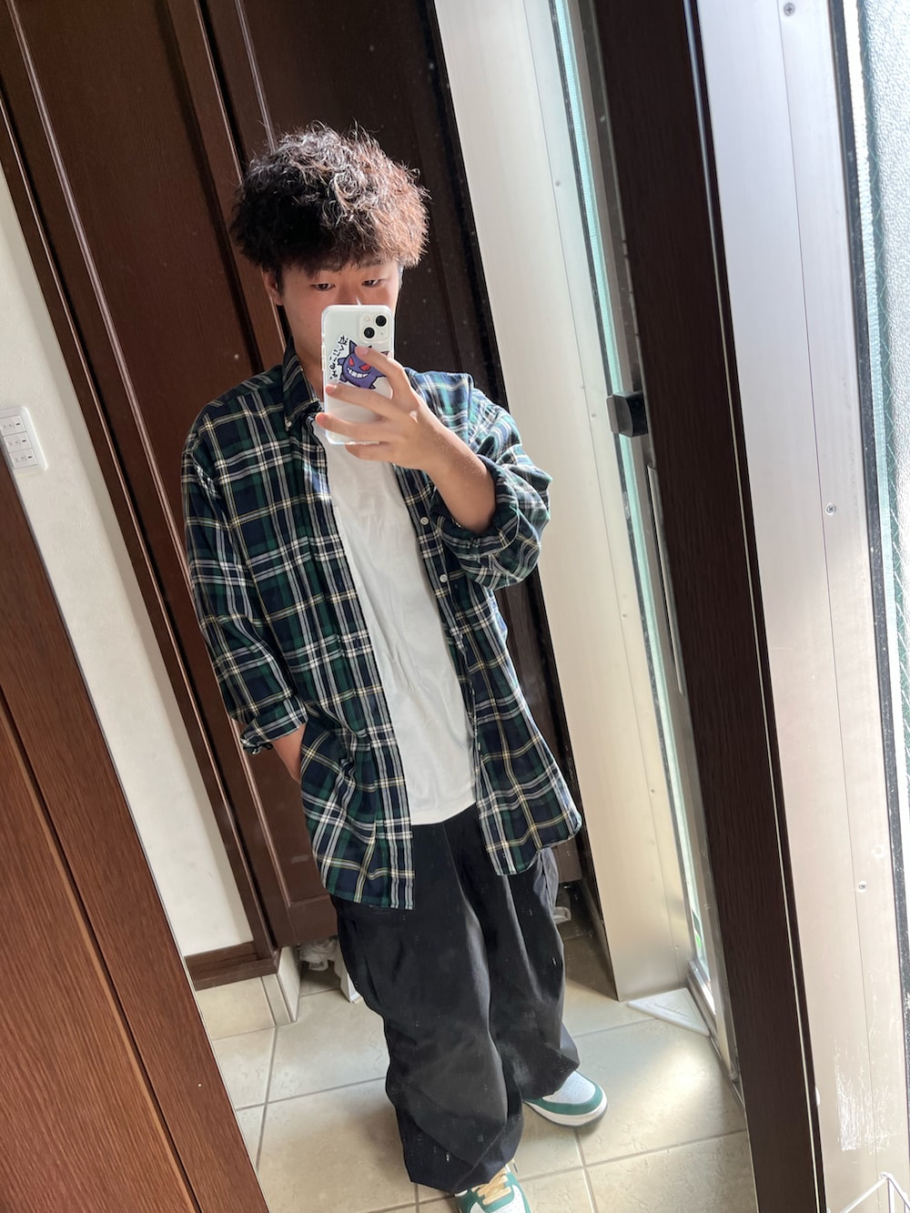 グリーン系のシャツ/ブラウス、ブラック系のカーゴパンツ、ホワイト系のTシャツ/カットソーを着用したメンズの夏コーディネートの2枚目の写真