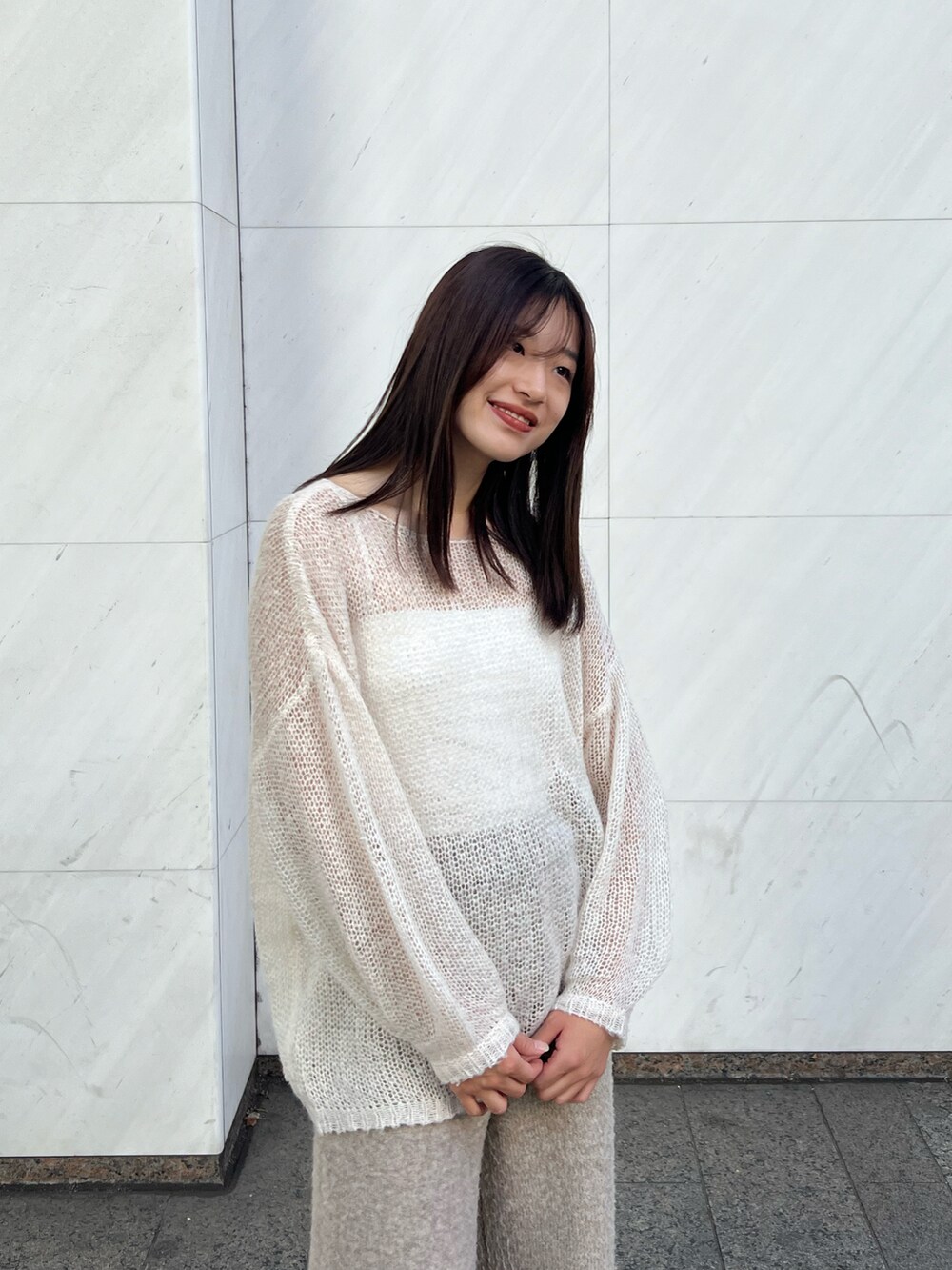 ホワイト系のニット/セーター、ベージュ系のその他パンツ、ベージュ系のファンデーションを着用したレディースの秋コーディネートの2枚目の写真
