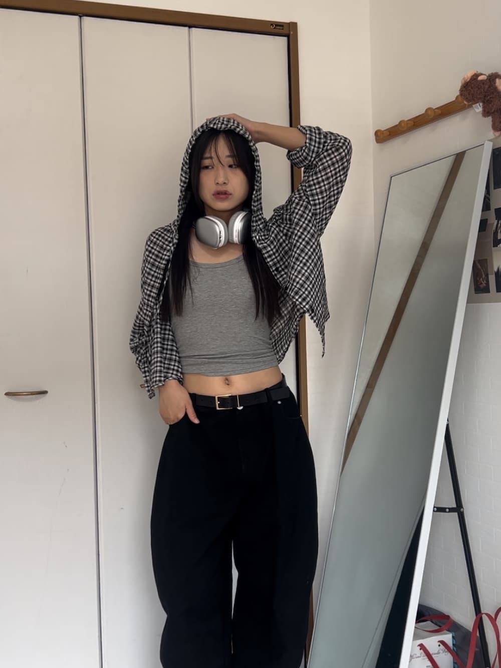 グレー系のキャミソール、ブラック系のシャツ/ブラウス、ブラック系のその他パンツを着用したレディースの夏コーディネートの3枚目の写真