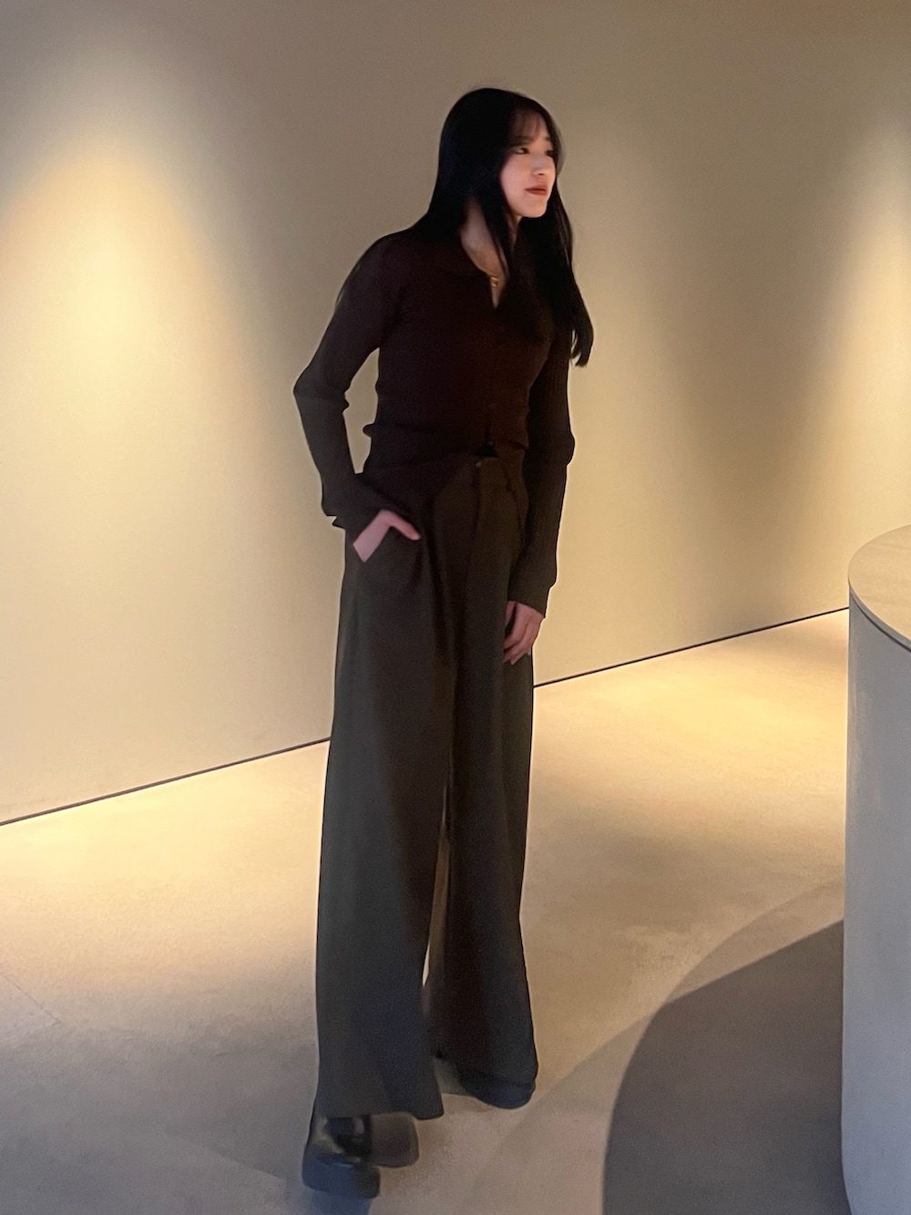 ブラウン系のカーディガン/ボレロ、ブラウン系のスラックスを着用したレディースの冬コーディネートの3枚目の写真