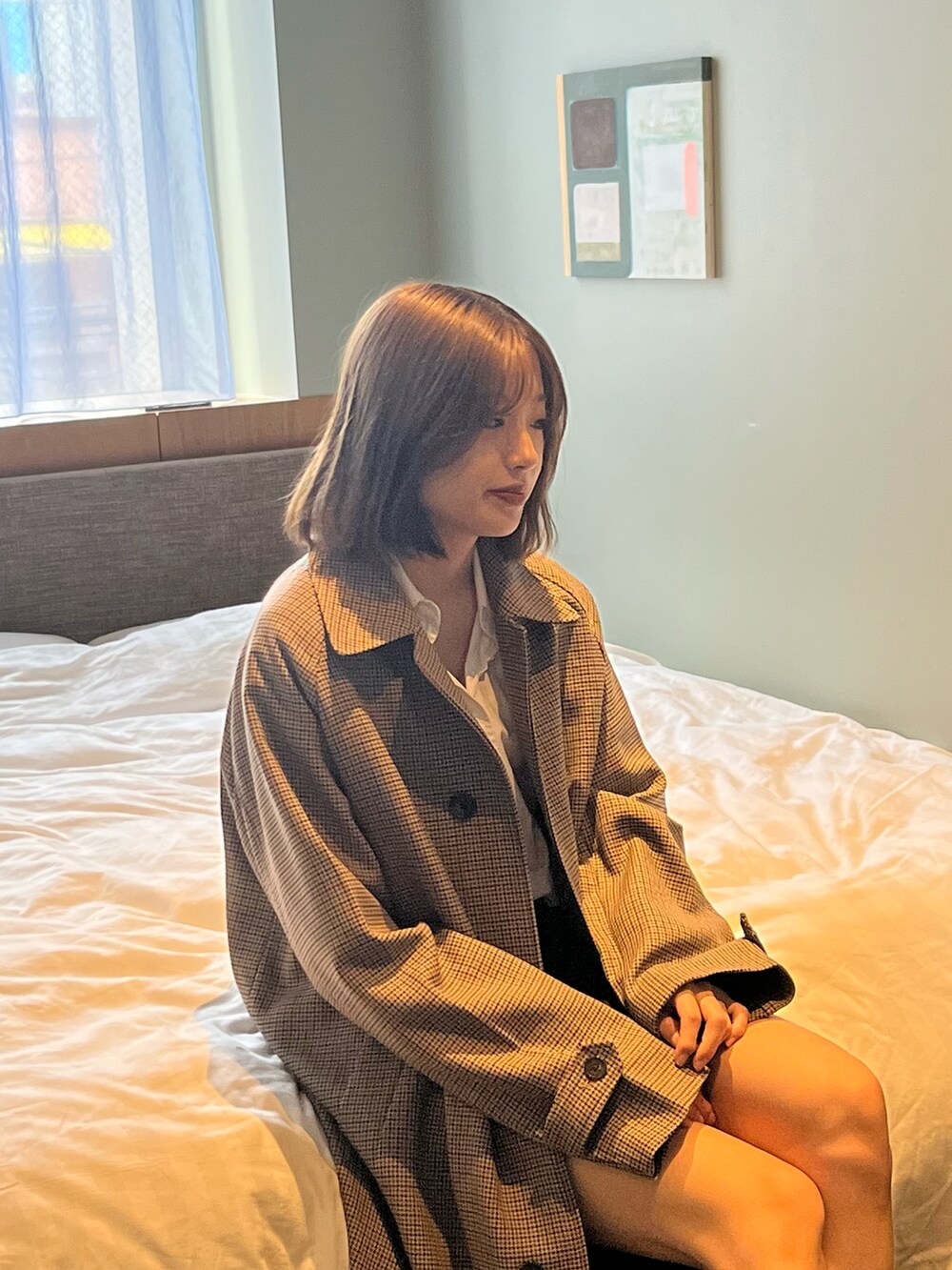 ブラック系のバレエシューズ、ブラウン系のトレンチコート、その他のパック/フェイスマスクを着用したレディースの秋コーディネートの2枚目の写真