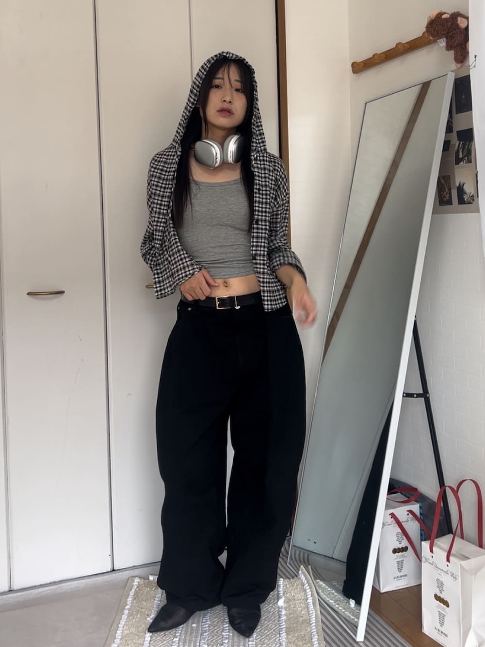 グレー系のキャミソール、ブラック系のシャツ/ブラウス、ブラック系のその他パンツを着用したレディースの夏コーディネートの2枚目の写真