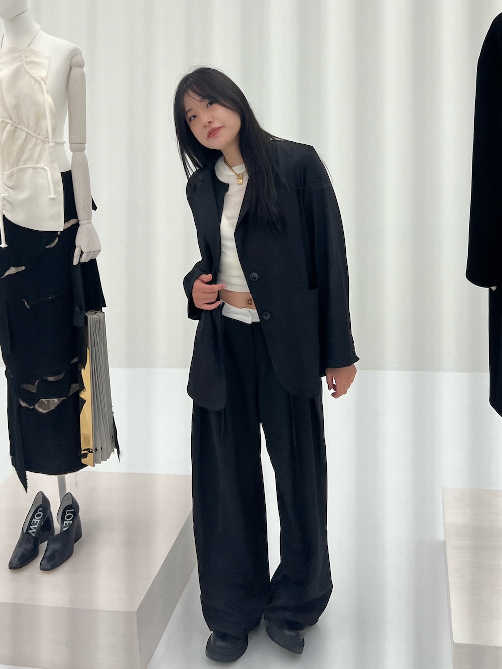 ブラック系のテーラードジャケット、ホワイト系のキャミソール、ホワイト系のTシャツ/カットソーを着用したレディースの春コーディネートの2枚目の写真