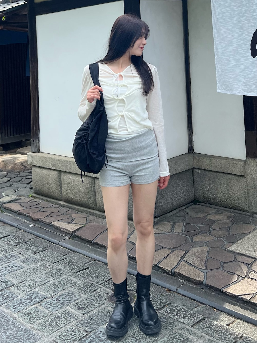 ホワイト系のTシャツ/カットソー、ブラック系のショルダーバッグを着用したレディースの夏コーディネートの2枚目の写真