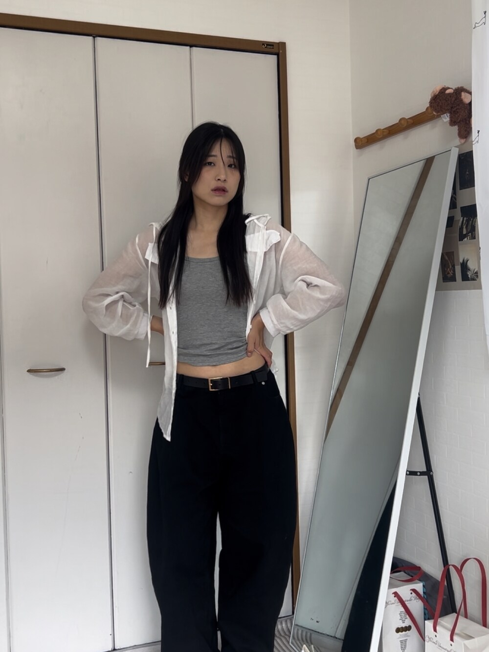 ホワイト系のシャツ/ブラウス、ブラック系のその他パンツ、グレー系のキャミソールを着用したレディースの夏コーディネートの2枚目の写真