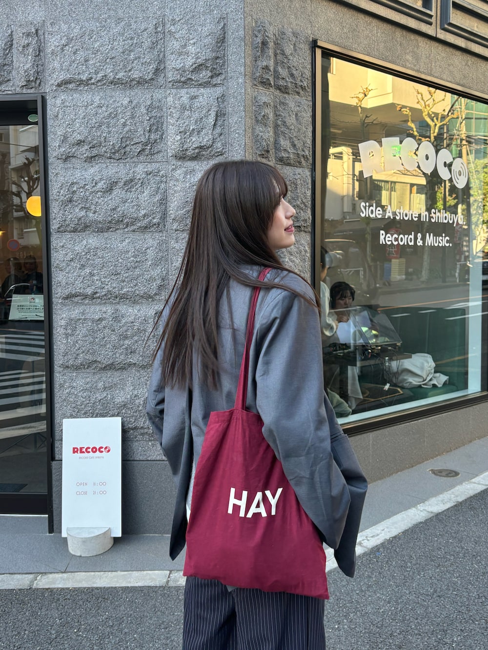 グレー系のテーラードジャケット、ブルー系のその他パンツ、グレー系のベストを着用したレディースの冬コーディネートの2枚目の写真