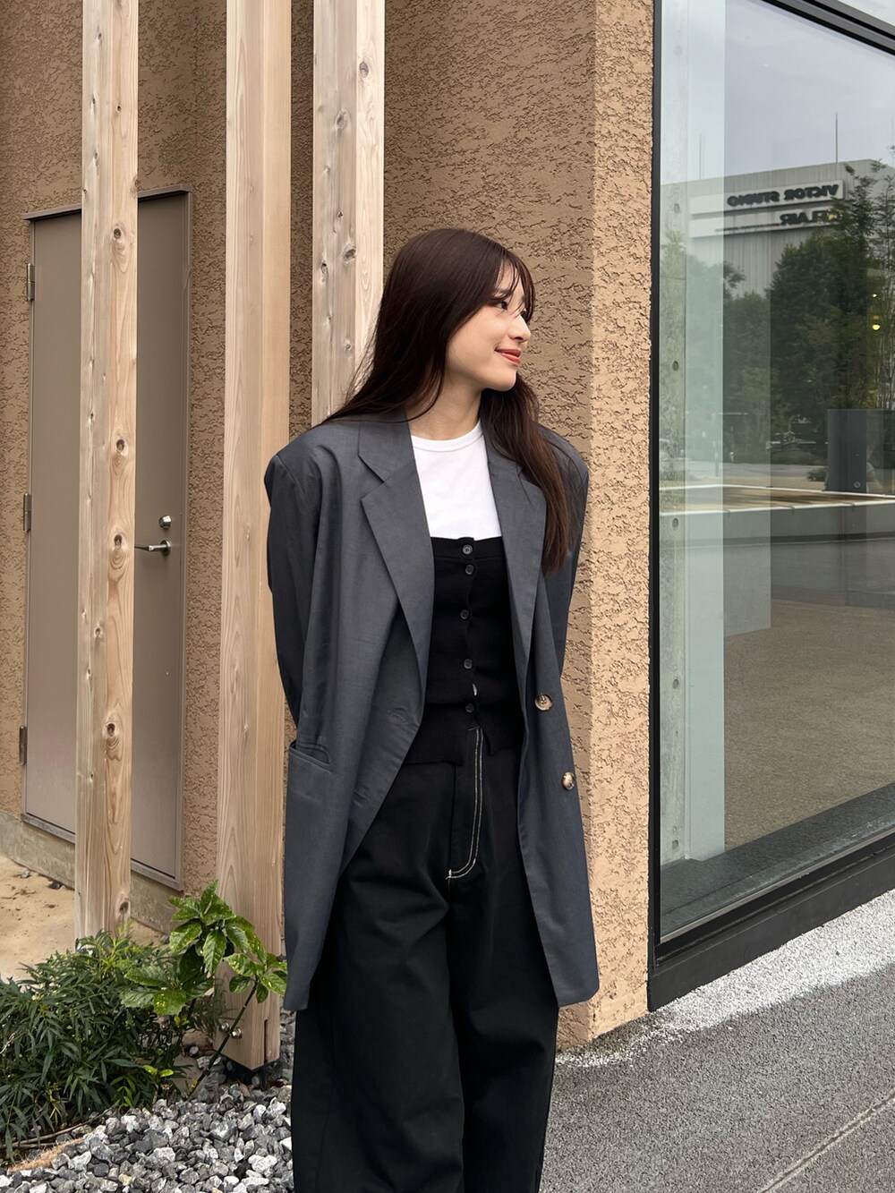 ブラック系のニット/セーター、グレー系のテーラードジャケット、ブラック系のその他パンツを着用したレディースの秋コーディネートの2枚目の写真