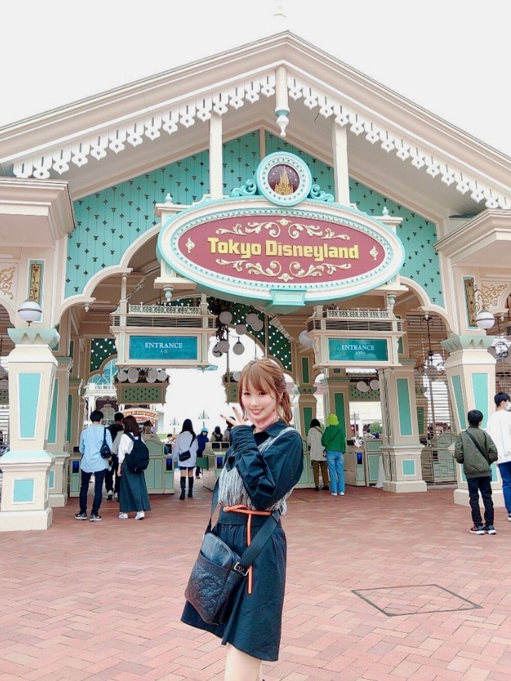 「ディズニーコーデ」｜「N WITH.のアイテム（シャツワンピース、ブラック系）」を使った、Rinzy💟さん（レディース・158cm）の秋コーディネートの2枚目の写真