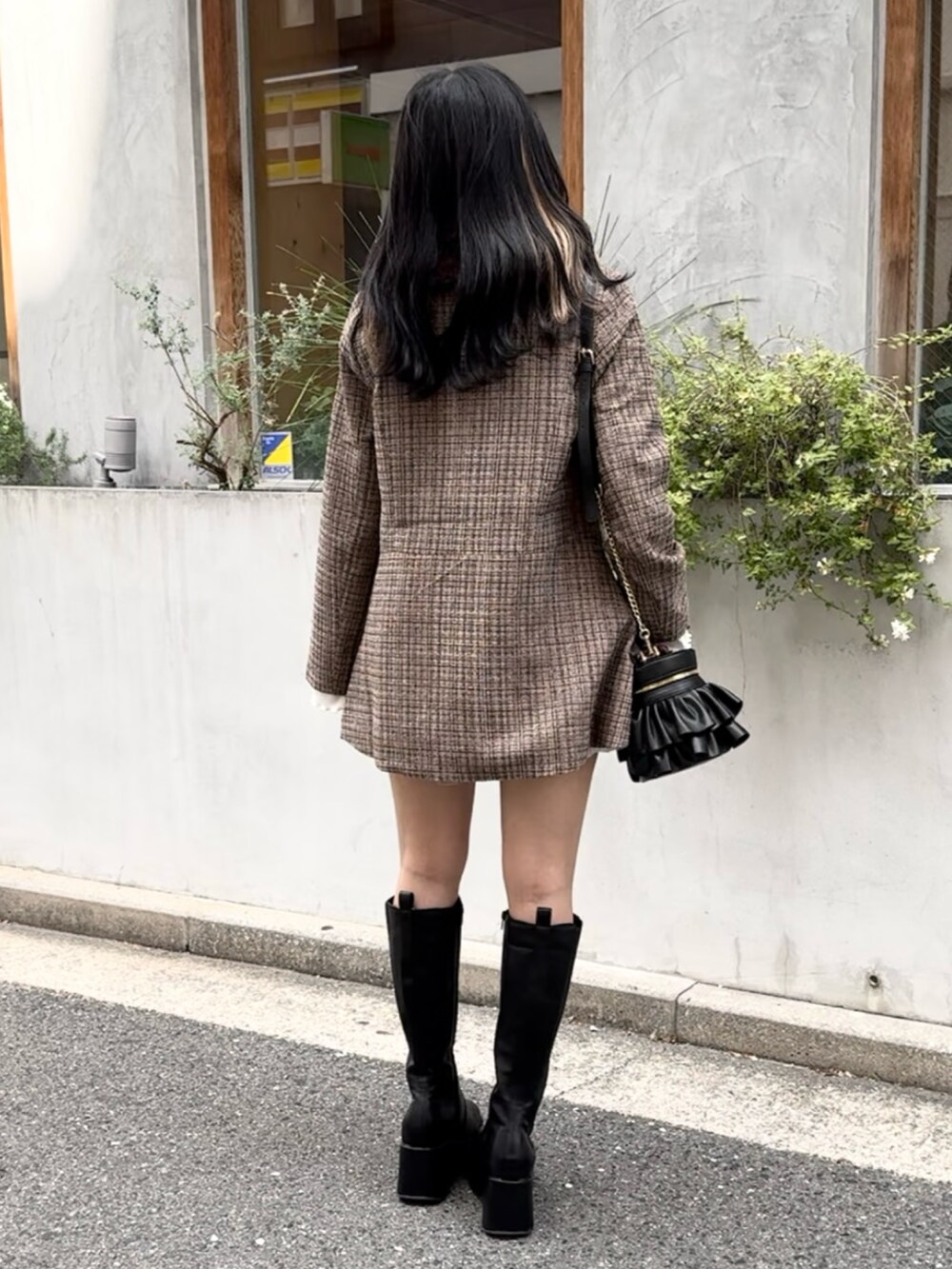 「one after another NICE CLAUP、nice claup、ナイスクラップ、低身長コーデ、骨格ストレート、アウター、アウターコーデ、ぺプラム、ツイード、ツイードコート、ロングブーツ、ブーツ、ガーリーコーデ、秋コーデ、デートコーデ」|「one after another NICE CLAUPの【premium order】ファーティペットリボンワンピースコート(ノーカラーコート、ブラウン系)」を使った、はのさん(レディース・153cm)の秋コーディネートの4枚目の写真