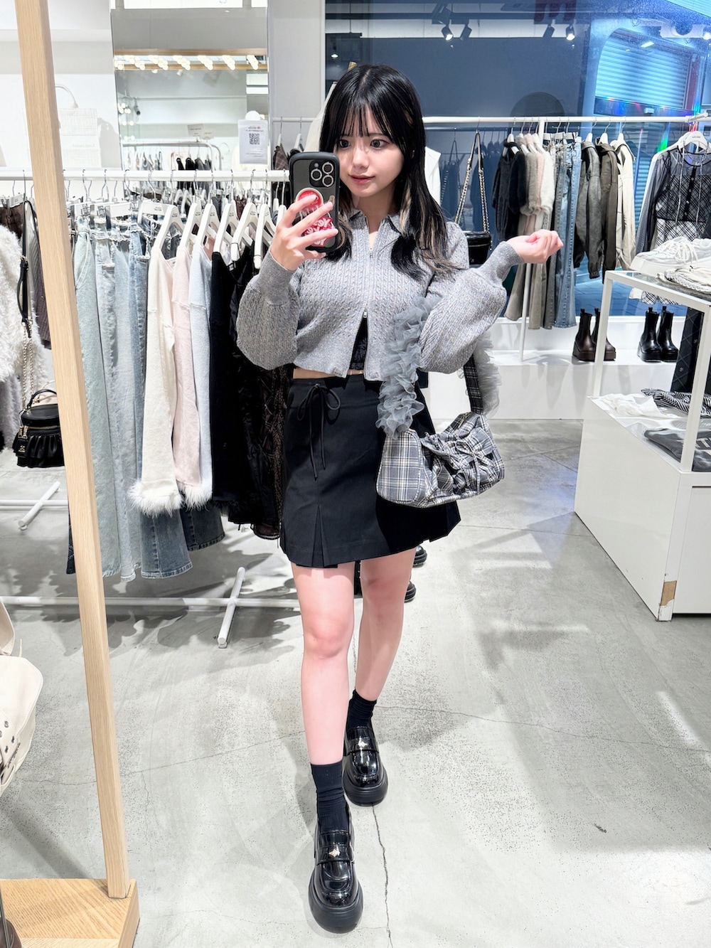 「one after another NICE CLAUP、nice claup、ナイスクラップ、低身長コーデ、骨格ストレート、ニット、ニットコーデ、ミニスカート、プリーツスカート、ローファー、モノトーンコーデ、ブラックコーデ、韓国コーデ、ガーリーコーデ、カジュアルガーリー」｜「one after another NICE CLAUPの2WAYリボンミニスカート【リボン取り外し可能】（スカート、ブラック系）」を使った、はのさん（レディース・153cm）の秋コーディネートの2枚目の写真