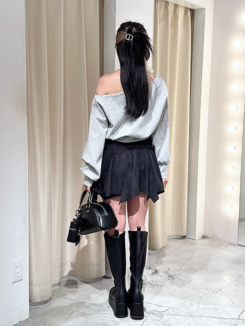 「one after another NICE CLAUP、nice claup、ナイスクラップ、骨格ストレート、低身長コーデ、スウェット、スウェットコーデ、オフショル、ワンショルダー、イレヘムスカート、カジュアルコーデ、カジュアルガーリー、韓国ファッション、韓国コーデ、モノトーンコーデ」|「one after another NICE CLAUPのリボン付きワンショルトップス(Tシャツ/カットソー、グレー系)」を使った、はのさん(骨格ストレート・レディース・153cm)の冬コーディネートの4枚目の写真