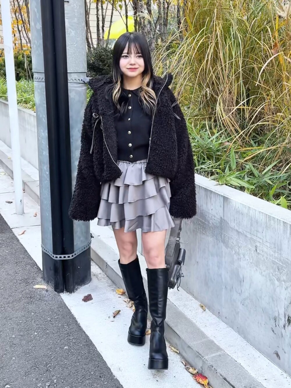 「one after another NICE CLAUP、nice claup、ナイスクラップ、骨格ストレート、低身長コーデ、冬アウター、ボアジャケット、ニット、ポロニット、ティアードスカート、ロングブーツ、ブラックコーデ、モノトーンコーデ、韓国ファッション、韓国コーデ」|「one after another NICE CLAUPのボアリボンショートジャケット(ブルゾン、ブラック系)」を使った、はのさん(骨格ストレート・レディース・153cm)の冬コーディネートの4枚目の写真