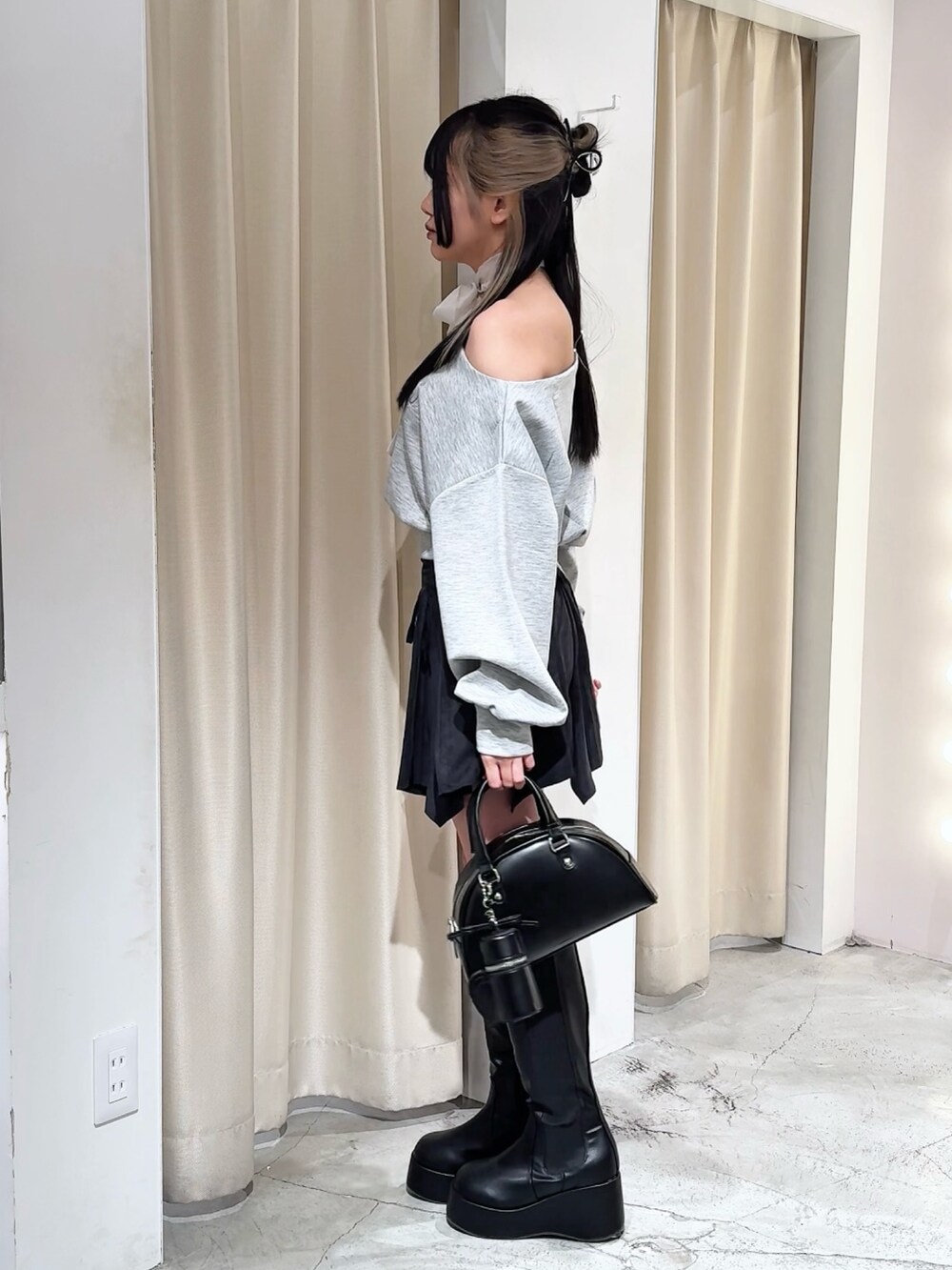 「one after another NICE CLAUP、nice claup、ナイスクラップ、骨格ストレート、低身長コーデ、スウェット、スウェットコーデ、オフショル、ワンショルダー、イレヘムスカート、カジュアルコーデ、カジュアルガーリー、韓国ファッション、韓国コーデ、モノトーンコーデ」|「one after another NICE CLAUPのリボン付きワンショルトップス(Tシャツ/カットソー、グレー系)」を使った、はのさん(骨格ストレート・レディース・153cm)の冬コーディネートの3枚目の写真
