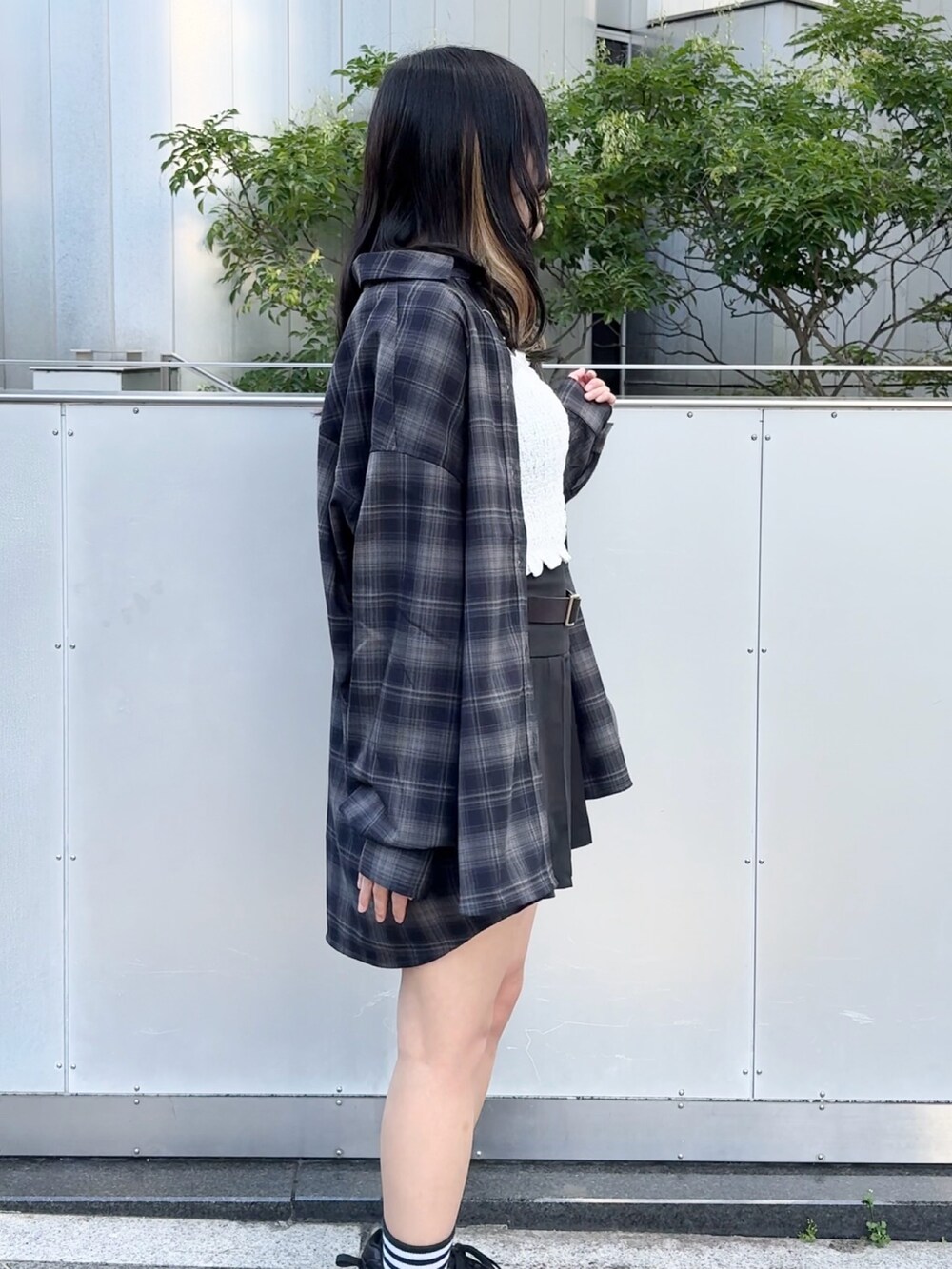 「one after another NICE CLAUP、nice claup、ナイスクラップ、低身長コーデ、153cm、骨格ストレート、ビッグシャツ、チェックシャツ、シャツスタイル、プリーツスカート、ミニスカート、ブラックコーデ、カジュアルコーデ、韓国ファッション、韓国コーデ」|「one after another NICE CLAUPのオーバーサイズチェックシャツ(シャツ/ブラウス、グレー系)」を使った、はのさん(レディース・153cm)の秋コーディネートの3枚目の写真