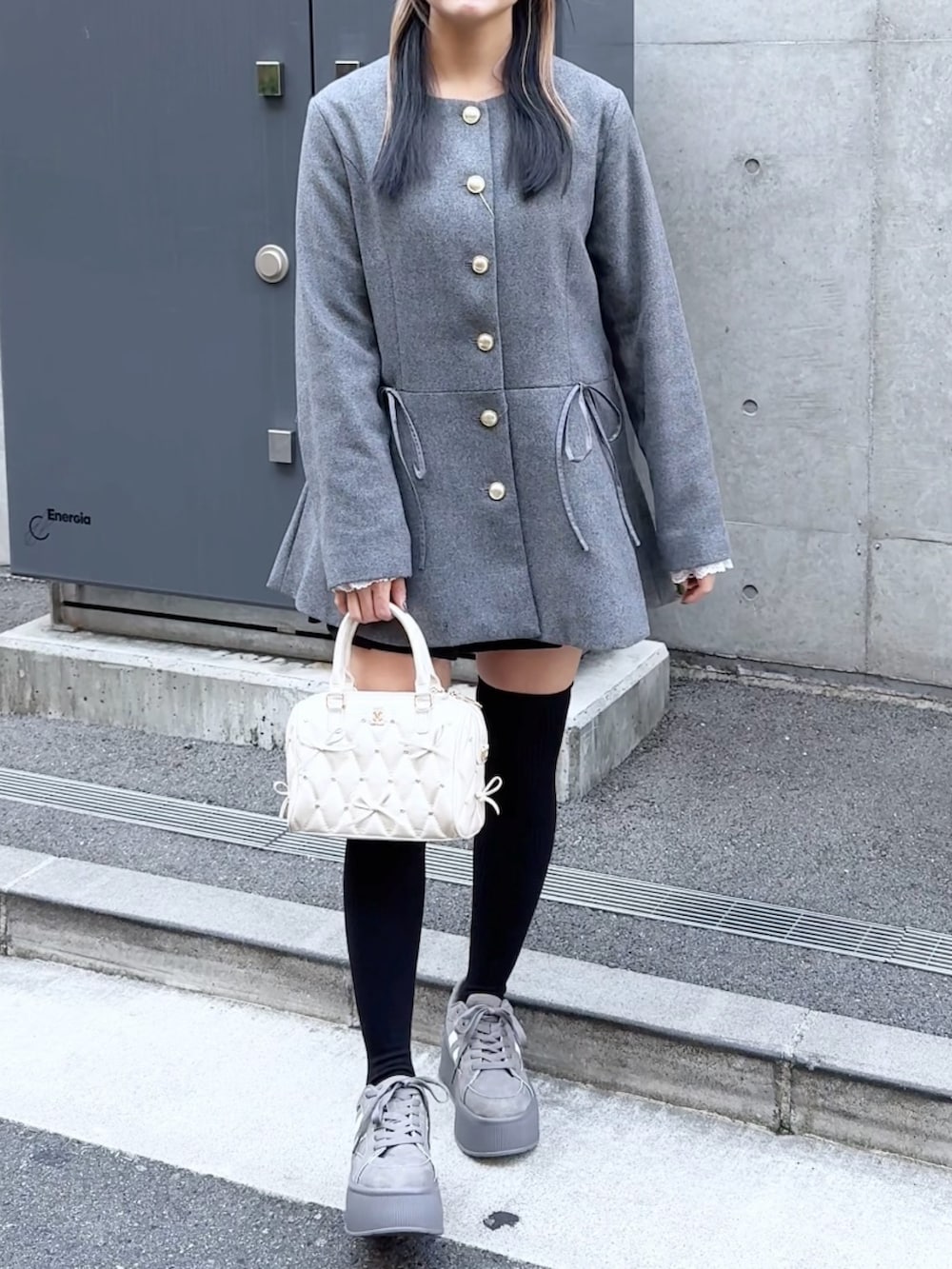 「one after another NICE CLAUP、nice claup、ナイスクラップ、骨格ストレート、低身長コーデ、153cm、ぺプラム、コート、アウター、プリーツスカート、厚底スニーカー、ガーリーコーデ、韓国ファッション、韓国コーデ、グレーコーデ」|「one after another NICE CLAUPのファーティペットリボンワンピースコート(ノーカラーコート、グレー系)」を使った、はのさん(レディース・153cm)の秋コーディネートの2枚目の写真