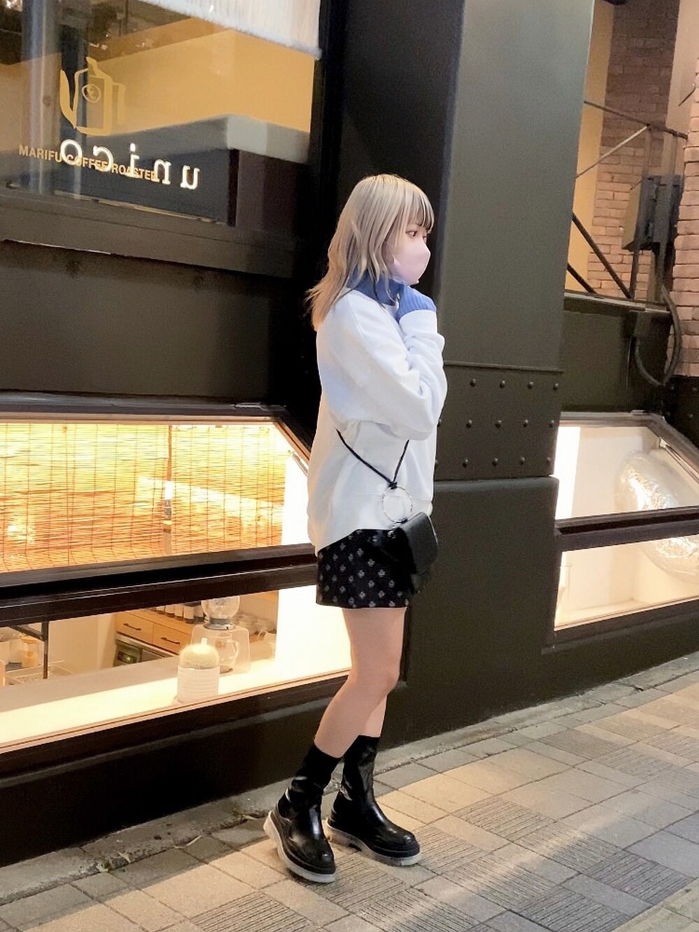 「nice claup、ナイスクラップ、低身長、152cm、骨格ストレート、ネックウォーマー、アームウォーマー、スウェット、ショートパンツ、ブーツ、ゆるコーデ、休日コーデ、レイヤードスタイル、カジュアルコーデ、韓国ファッション」｜「one after another NICE CLAUPのゆるシルエットがポイント。ロゴ刺繍スウェット（スウェット、ホワイト系）」を使った、はのさん（レディース・152cm）の秋コーディネートの2枚目の写真