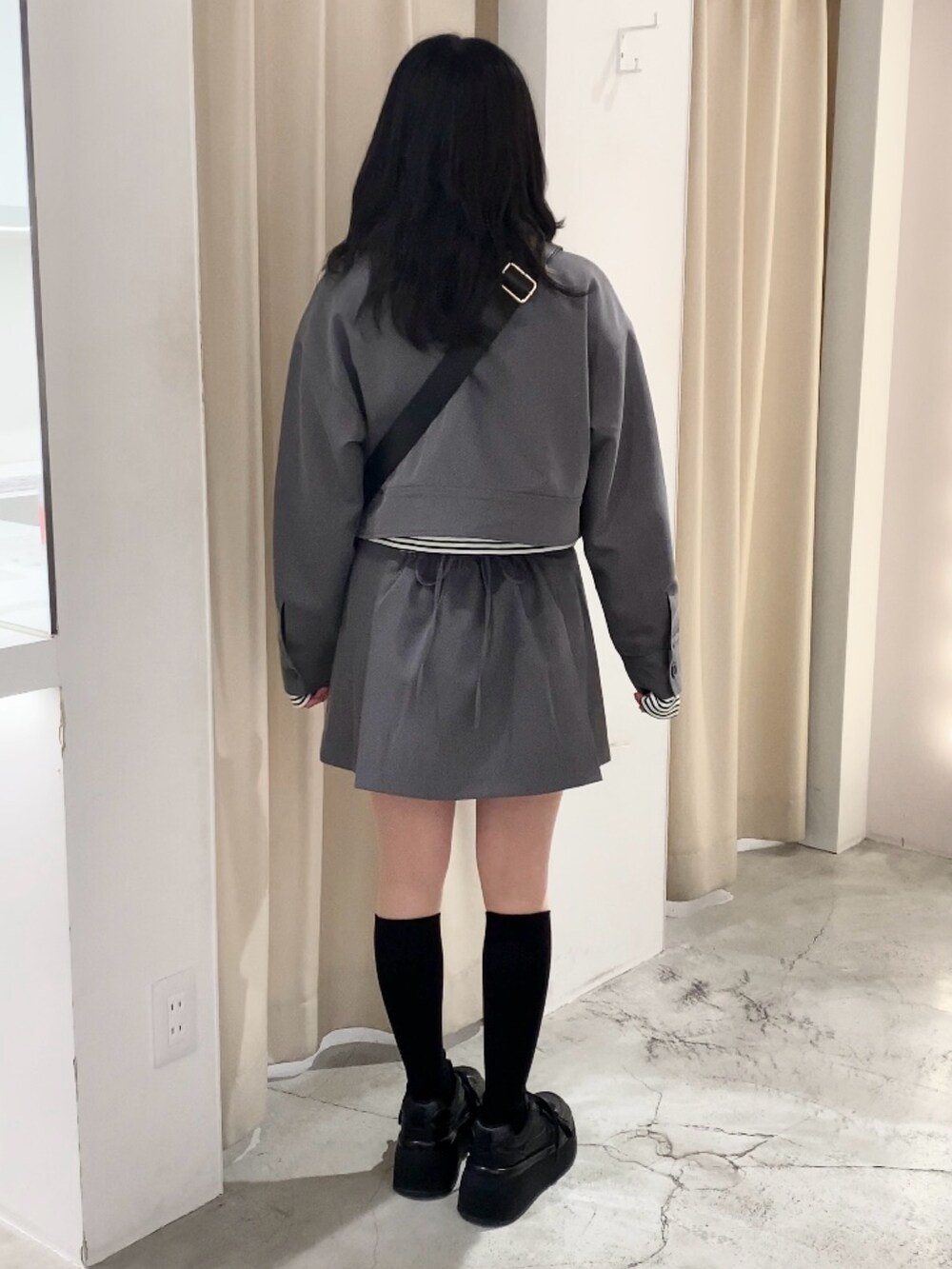 「one after another NICE CLAUP、nice claup、ナイスクラップ、低身長、低身長コーデ、骨格ストレート、153cm、セットアップ、ジャケット、春アウター、ジャケットコーデ、ミニスカート、プリーツスカート、モノトーンコーデ、韓国コーデ」｜「one after another NICE CLAUPの【選べる2つの着丈】ワンポイント刺繍テレコトップス（Tシャツ/カットソー、ホワイト系）」を使った、はのさん（レディース・153cm）の春コーディネートの4枚目の写真