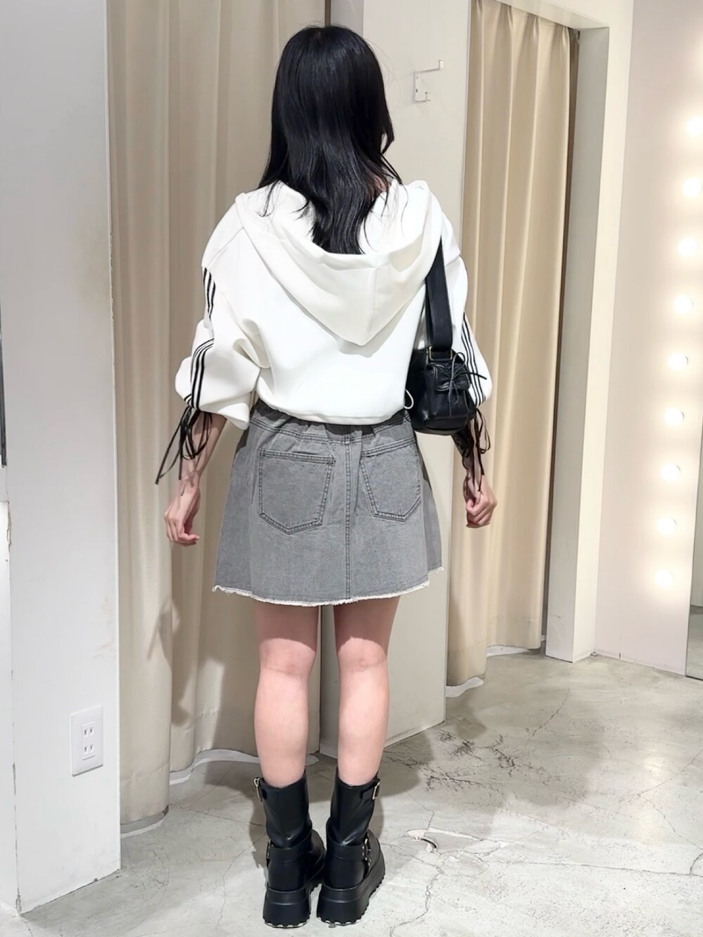 「one after another NICE CLAUP、nice claup、ナイスクラップ、低身長コーデ、骨格ストレート、パーカー、パーカーコーデ、ミニスカート、デニム、デニムコーデ、カジュアルコーデ、カジュアルガーリー、韓国コーデ、エンジニアブーツ」|「one after another NICE CLAUPのベルトデザインショルダーバッグ(ショルダーバッグ、ブラック系)」を使った、はのさん(レディース・153cm)の夏コーディネートの3枚目の写真