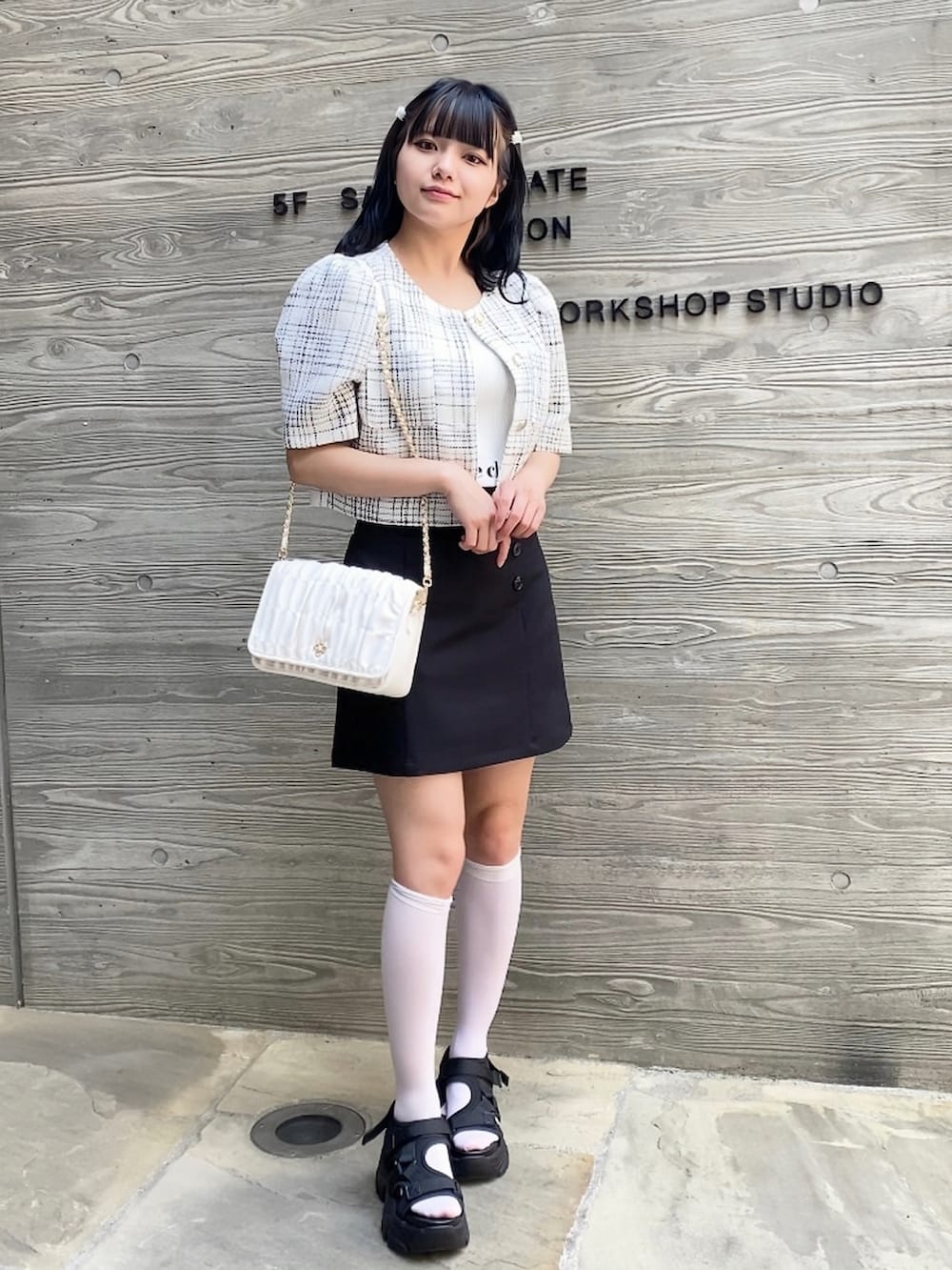 「nice claup、ナイスクラップ、低身長コーデ、153cm、骨格ストレート、ジャケット、ノーカラージャケット、ツイード、タンクトップ、ミニスカート、モノトーンコーデ、厚底サンダル、サンダルに靴下、フレンチガーリー、ガーリーコーデ」|「one after another NICE CLAUPのボタンハイウエストスカート(スカート、ブラック系)」を使った、はのさん(レディース・153cm)の春コーディネートの2枚目の写真