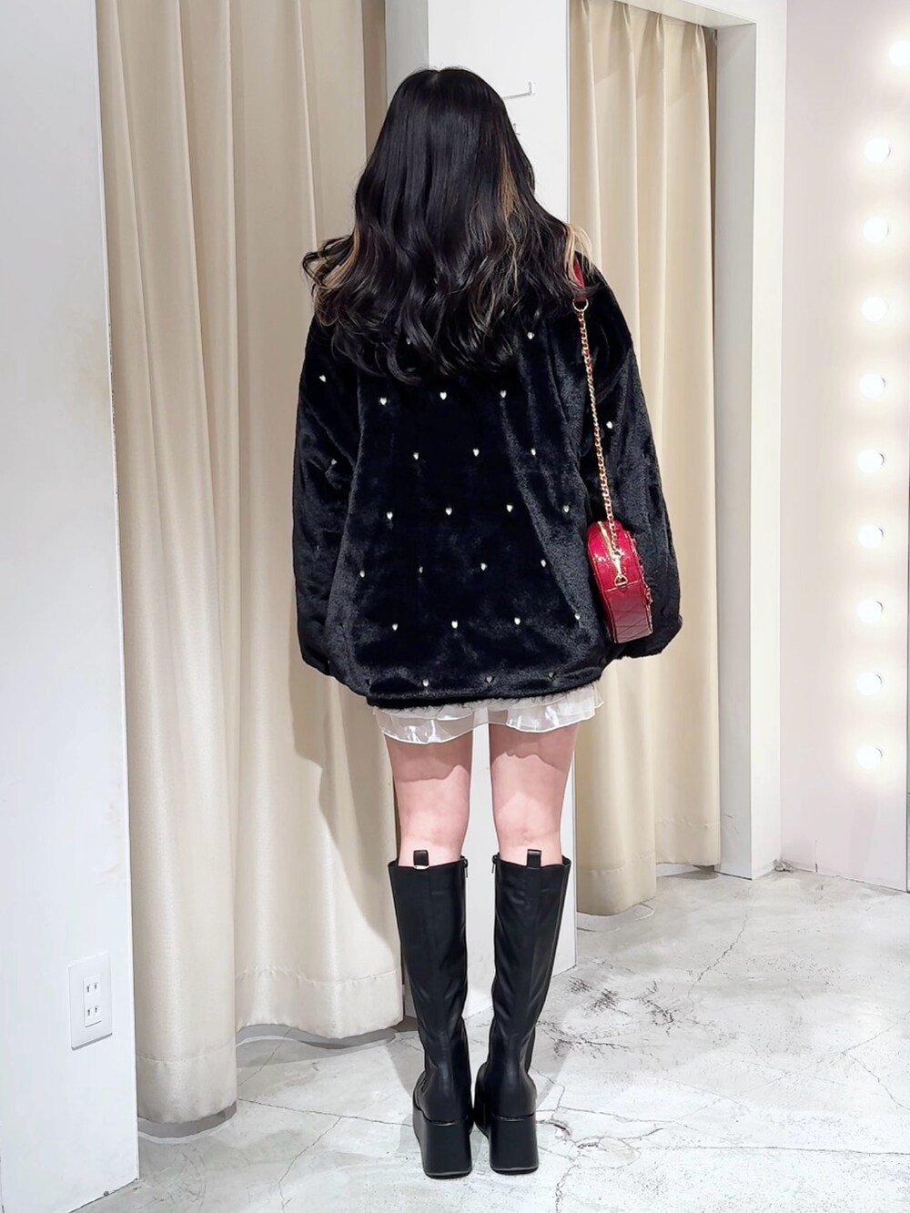 「one after another NICE CLAUP、nice claup、ナイスクラップ、骨格ストレート、低身長コーデ、ファーコート、ファーブルゾン、バレエコア、チュールスカート、冬アウター、ハート、ガーリー、ガーリーコーデ、カジュアルガーリー」|「one after another NICE CLAUPの【Heart collection】ハートファーブルゾン(ブルゾン、ブラック系)」を使った、はのさん(骨格ストレート・レディース・153cm)の冬コーディネートの4枚目の写真