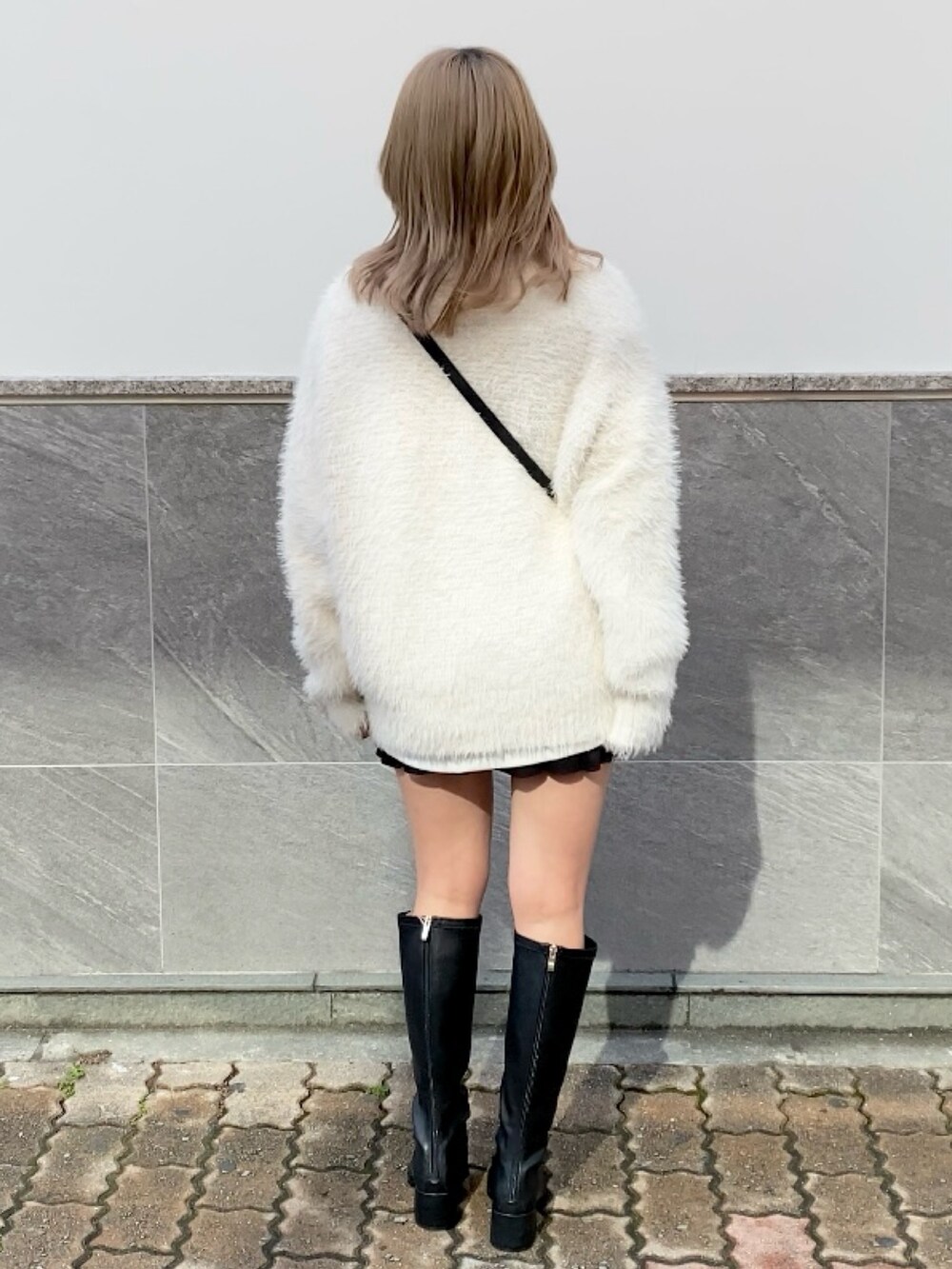 「one after another NICE CLAUP、nice claup、ナイスクラップ、低身長コーデ、骨格ストレート、ニット、ニットコーデ、カーディガン、カーディガンコーデ、フェザー、ミニスカート、プリーツスカート、ロングブーツ、モノトーンコーデ、スウェット」|「one after another NICE CLAUPのベロアキルティングバニティーショルダー(ショルダーバッグ、ブラック系)」を使った、はのさん(レディース・153cm)の秋コーディネートの4枚目の写真