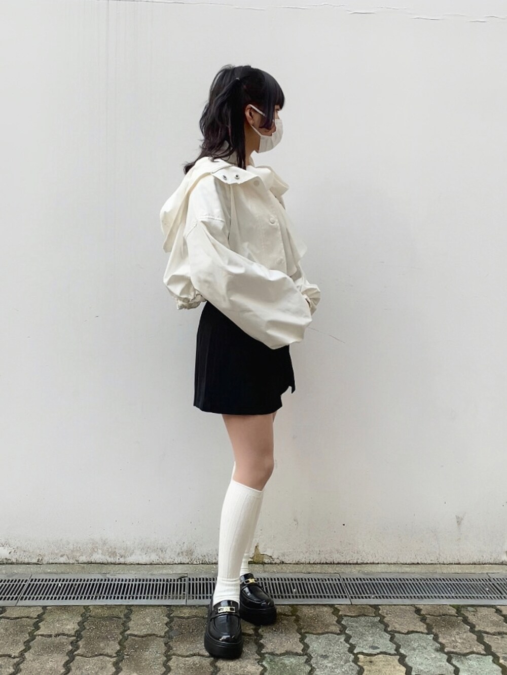 「nice claup、ナイスクラップ、骨格ストレート、低身長女子、153cm、マウンテンパーカー、春コーデ、春アウター、リボン、ニット、ボーダー、スカパン、ミニスカート、ショートパンツ、厚底ローファー」｜「one after another NICE CLAUPのNCエンブレム付きアソートローファー（ローファー、ブラック系）」を使った、はのさん（レディース・153cm）の冬コーディネートの3枚目の写真