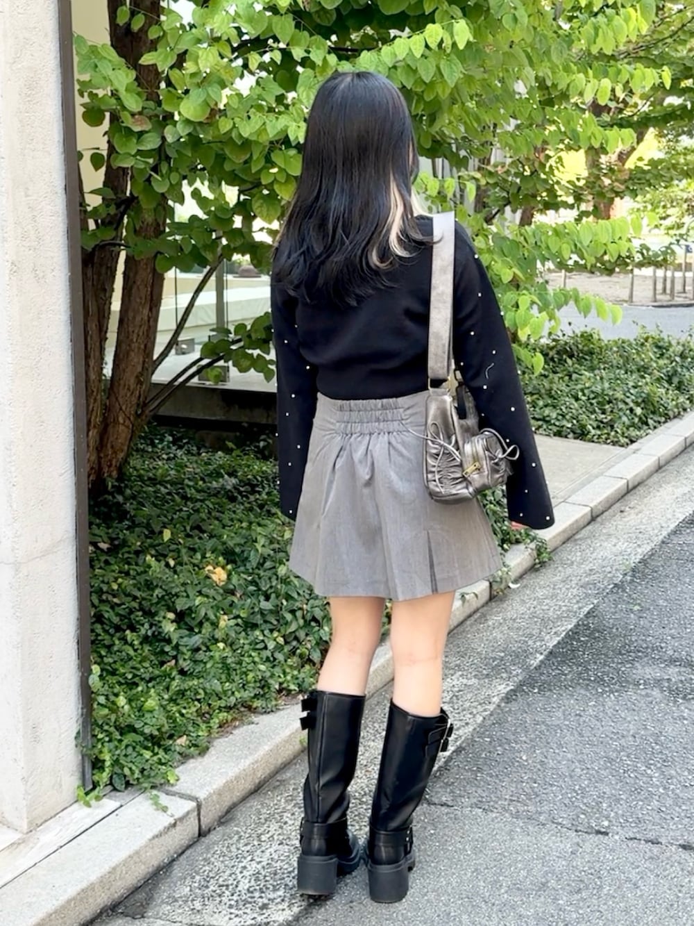 「one after another NICE CLAUP、nice claup、ナイスクラップ、低身長コーデ、骨格ストレート、カーディガン、カーディガンコーデ、ビジュー、キャミソール、ミニスカート、プリーツスカート、ロングブーツ、ブーツ、モノトーンコーデ、韓国コーデ」|「one after another NICE CLAUPのバイカーブーツ(ブーツ、ブラック系)」を使った、はのさん(レディース・153cm)の秋コーディネートの3枚目の写真
