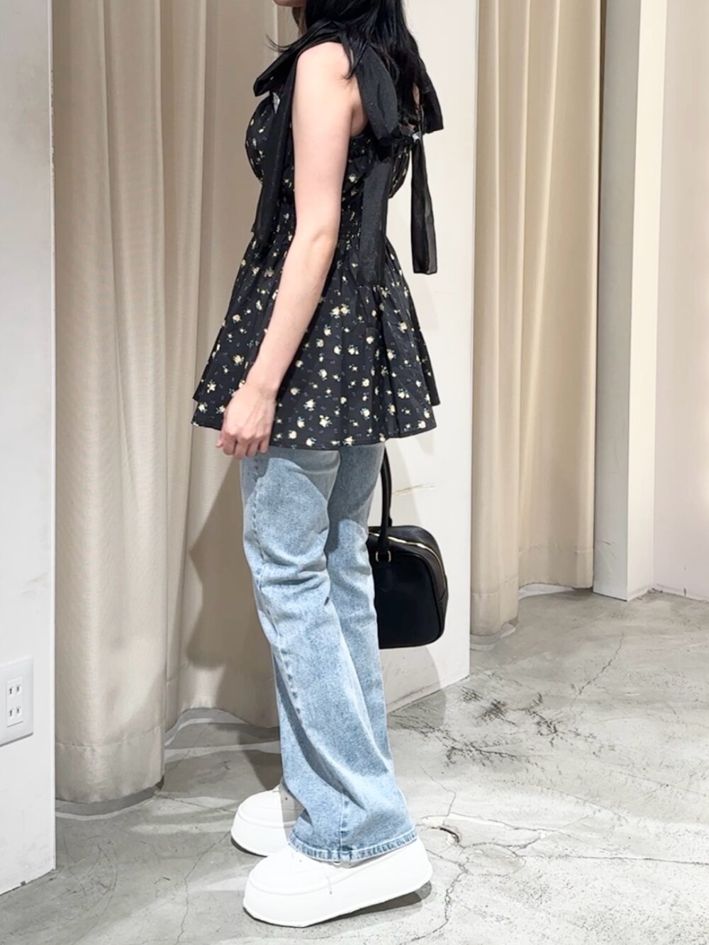 「one after another NICE CLAUP、nice claup、ナイスクラップ、低身長、骨格ストレート、ビスチェ、ビスチェ×デニム、チュニック、デニム、フレアデニム、デニムパンツ、デニムコーデ、花柄、カジュアルガーリー、ガーリーコーデ」｜「one after another NICE CLAUPのフレアデニムパンツ（デニムパンツ、ブルー系）」を使った、はのさん（レディース・153cm）の夏コーディネートの2枚目の写真
