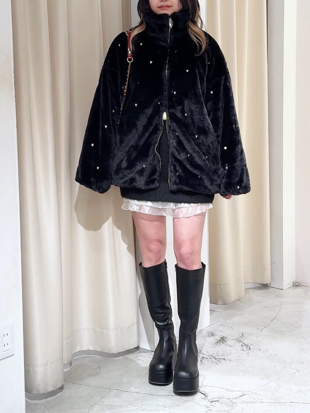 「one after another NICE CLAUP、nice claup、ナイスクラップ、骨格ストレート、低身長コーデ、ファーコート、ファーブルゾン、バレエコア、チュールスカート、冬アウター、ハート、ガーリー、ガーリーコーデ、カジュアルガーリー」|「one after another NICE CLAUPの【Heart collection】ハートファーブルゾン(ブルゾン、ブラック系)」を使った、はのさん(骨格ストレート・レディース・153cm)の冬コーディネートの2枚目の写真