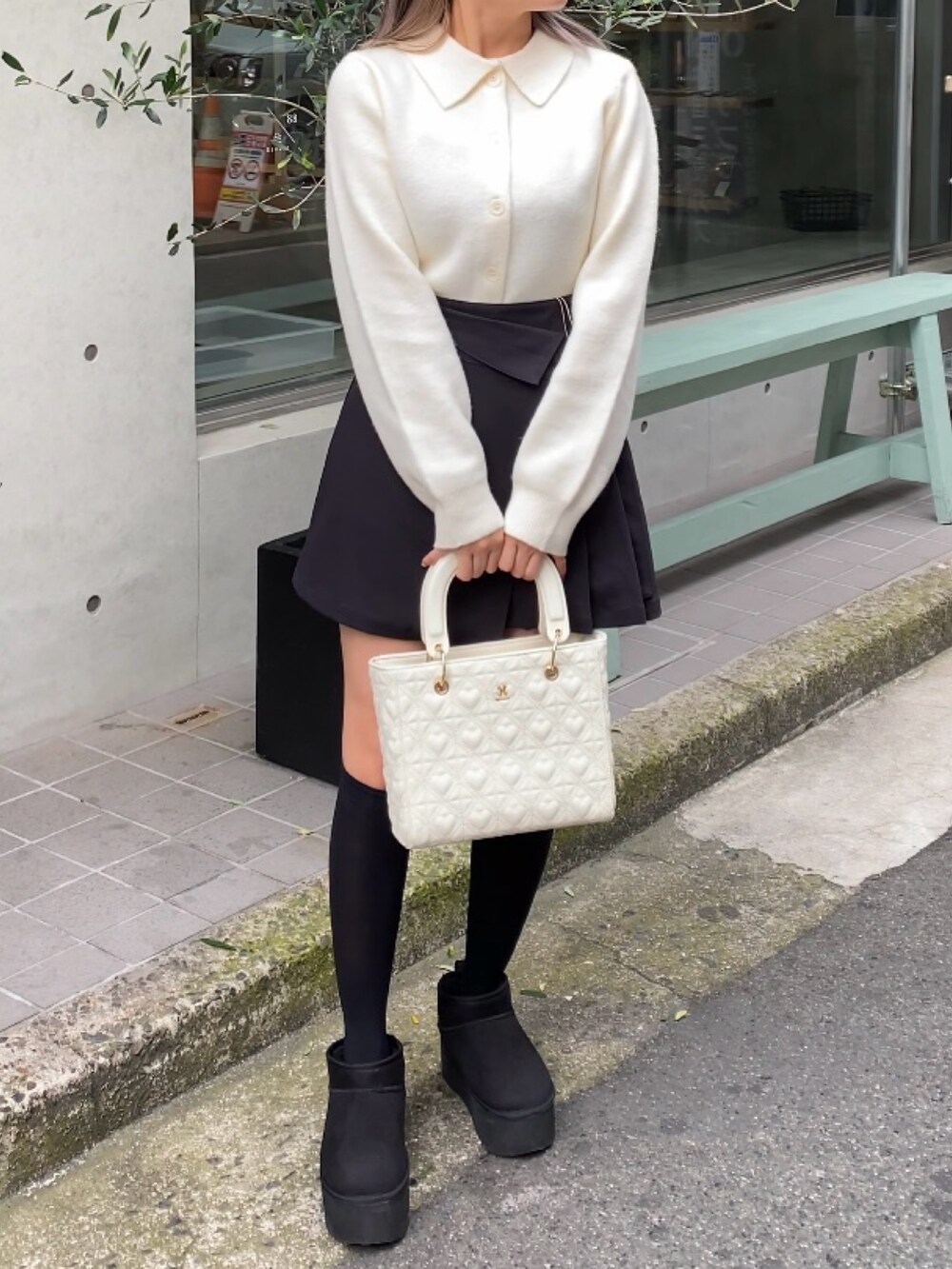 「nice claup、ナイスクラップ、低身長コーデ、骨格ストレート、ニット、ニットコーデ、カーディガン、カーディガンコーデ、ミニスカート、襟付きトップス、ムートンブーツ、カジュアルコーデ、韓国ファッション、大人ガーリー、シンプル」|「one after another NICE CLAUPのハートキルティングスクエアバッグ(ショルダーバッグ、ホワイト系)」を使った、はのさん(レディース・153cm)の秋コーディネートの2枚目の写真