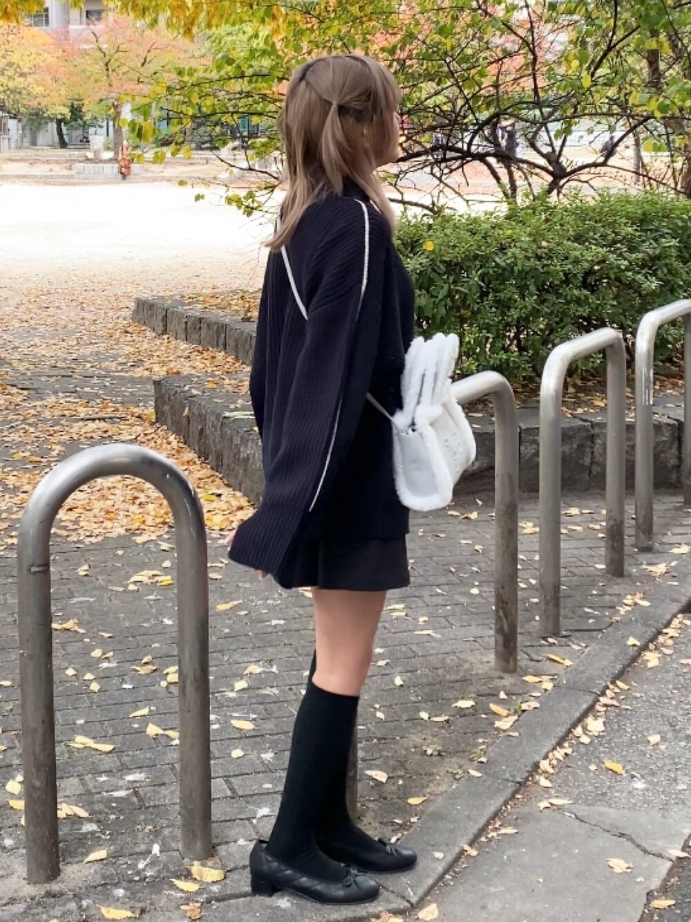 「one after another NICE CLAUP、nice claup、ナイスクラップ、ニット、ニットコーデ、ジップアップ、カーティガン、カーディガンコーデ、ミニスカート、プリーツスカート、カジュアルコーデ、ムートン、ブラックコーデ、バレエシューズ、韓国コーデ」|「one after another NICE CLAUPのエンボスフェイクムートンバッグ(ショルダーバッグ、ブルー系)」を使った、はのさん(レディース・153cm)の秋コーディネートの3枚目の写真