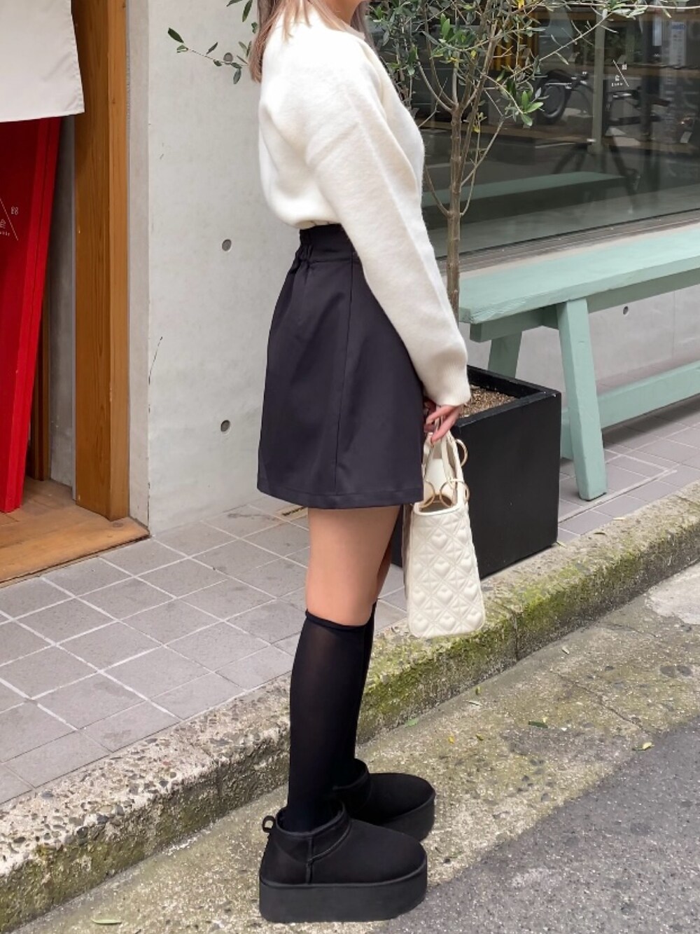 「nice claup、ナイスクラップ、低身長コーデ、骨格ストレート、ニット、ニットコーデ、カーディガン、カーディガンコーデ、ミニスカート、襟付きトップス、ムートンブーツ、カジュアルコーデ、韓国ファッション、大人ガーリー、シンプル」|「one after another NICE CLAUPのハートキルティングスクエアバッグ(ショルダーバッグ、ホワイト系)」を使った、はのさん(レディース・153cm)の秋コーディネートの3枚目の写真