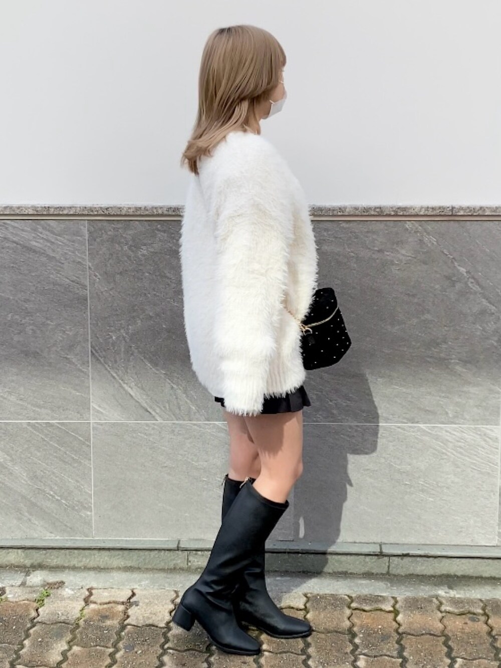 「one after another NICE CLAUP、nice claup、ナイスクラップ、低身長コーデ、骨格ストレート、ニット、ニットコーデ、カーディガン、カーディガンコーデ、フェザー、ミニスカート、プリーツスカート、ロングブーツ、モノトーンコーデ、スウェット」|「one after another NICE CLAUPのベロアキルティングバニティーショルダー(ショルダーバッグ、ブラック系)」を使った、はのさん(レディース・153cm)の秋コーディネートの3枚目の写真
