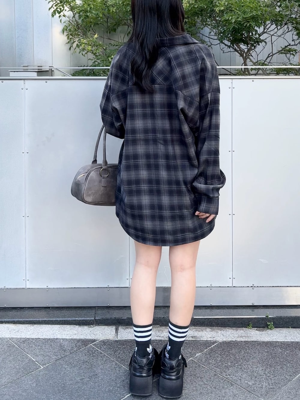 「one after another NICE CLAUP、nice claup、ナイスクラップ、低身長コーデ、153cm、骨格ストレート、ビッグシャツ、チェックシャツ、シャツスタイル、プリーツスカート、ミニスカート、ブラックコーデ、カジュアルコーデ、韓国ファッション、韓国コーデ」|「one after another NICE CLAUPのオーバーサイズチェックシャツ(シャツ/ブラウス、グレー系)」を使った、はのさん(レディース・153cm)の秋コーディネートの4枚目の写真