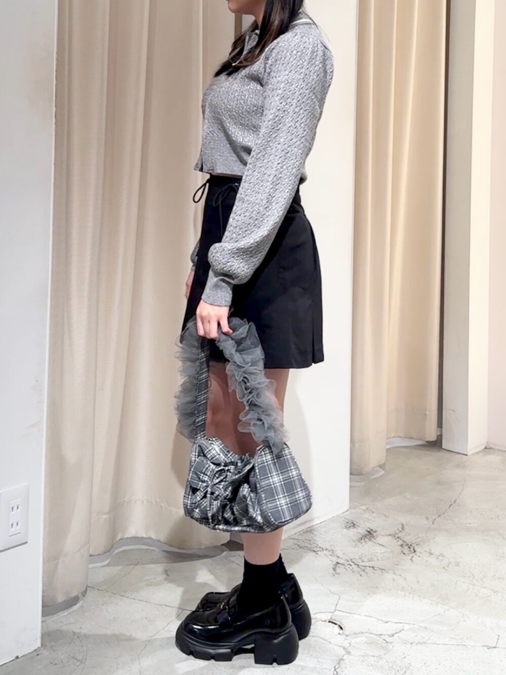 「one after another NICE CLAUP、nice claup、ナイスクラップ、低身長コーデ、骨格ストレート、ニット、ニットコーデ、ミニスカート、プリーツスカート、ローファー、モノトーンコーデ、ブラックコーデ、韓国コーデ、ガーリーコーデ、カジュアルガーリー」｜「one after another NICE CLAUPの2WAYリボンミニスカート【リボン取り外し可能】（スカート、ブラック系）」を使った、はのさん（レディース・153cm）の秋コーディネートの4枚目の写真