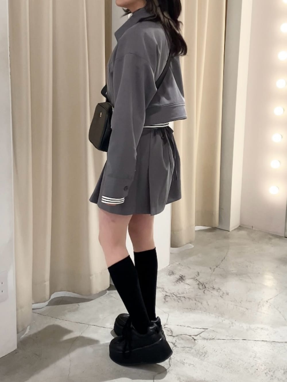 「one after another NICE CLAUP、nice claup、ナイスクラップ、低身長、低身長コーデ、骨格ストレート、153cm、セットアップ、ジャケット、春アウター、ジャケットコーデ、ミニスカート、プリーツスカート、モノトーンコーデ、韓国コーデ」｜「one after another NICE CLAUPの【選べる2つの着丈】ワンポイント刺繍テレコトップス（Tシャツ/カットソー、ホワイト系）」を使った、はのさん（レディース・153cm）の春コーディネートの3枚目の写真
