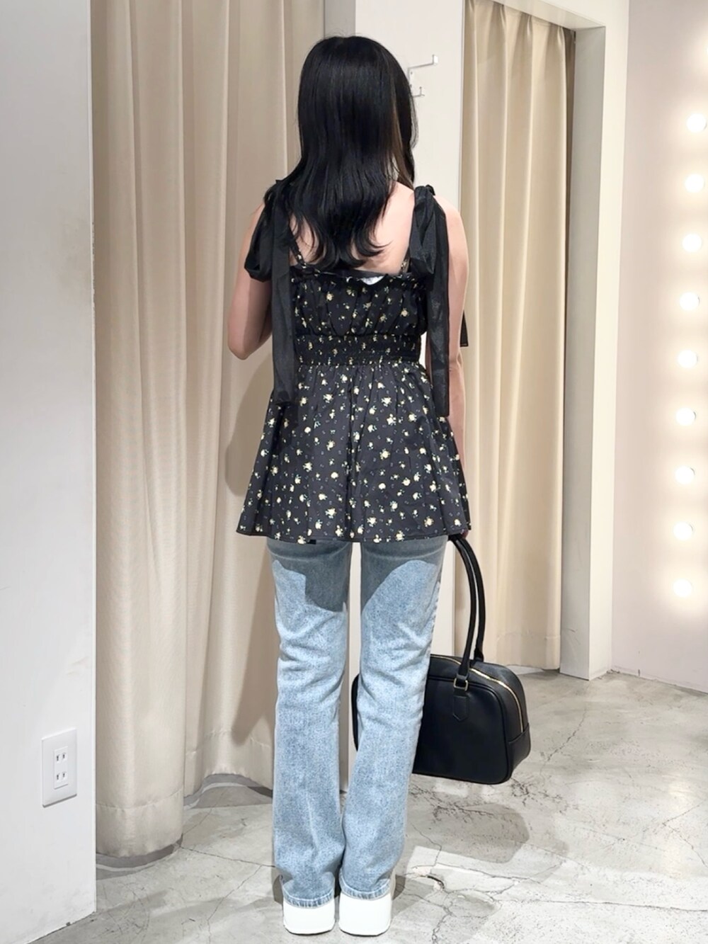 「one after another NICE CLAUP、nice claup、ナイスクラップ、低身長、骨格ストレート、ビスチェ、ビスチェ×デニム、チュニック、デニム、フレアデニム、デニムパンツ、デニムコーデ、花柄、カジュアルガーリー、ガーリーコーデ」｜「one after another NICE CLAUPのフレアデニムパンツ（デニムパンツ、ブルー系）」を使った、はのさん（レディース・153cm）の夏コーディネートの3枚目の写真